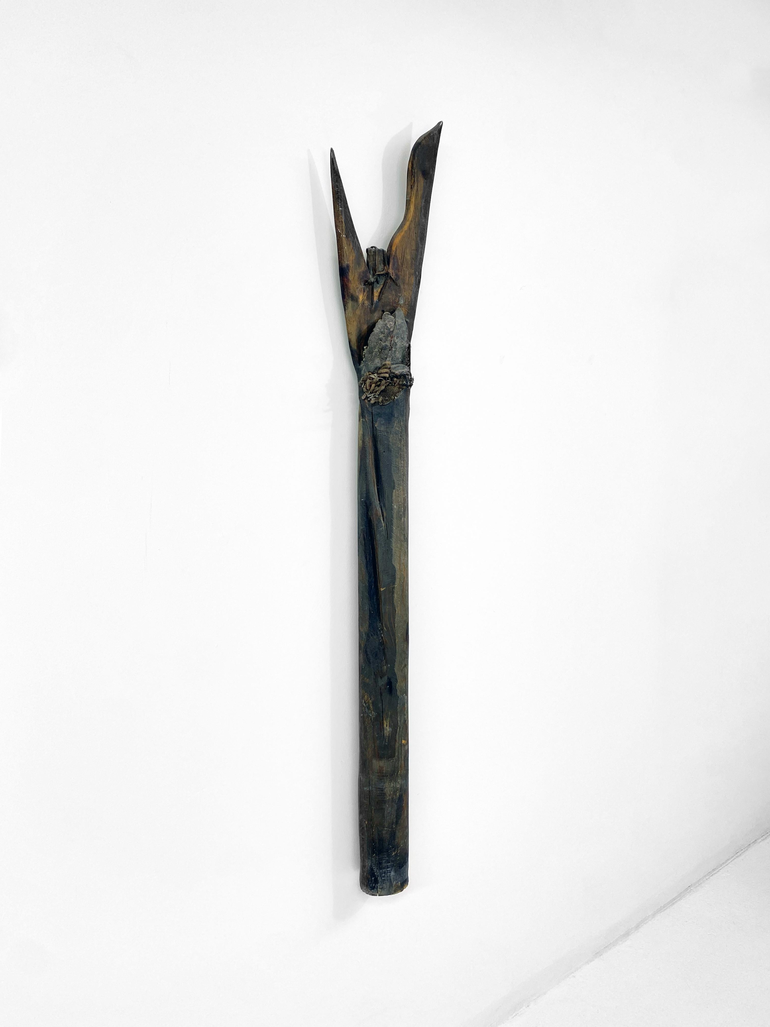 Scultura contemporanea in legno, pietra, pelle, tecnica mista - Scettro del divinatore 153 - Sculpture di Linda Stein