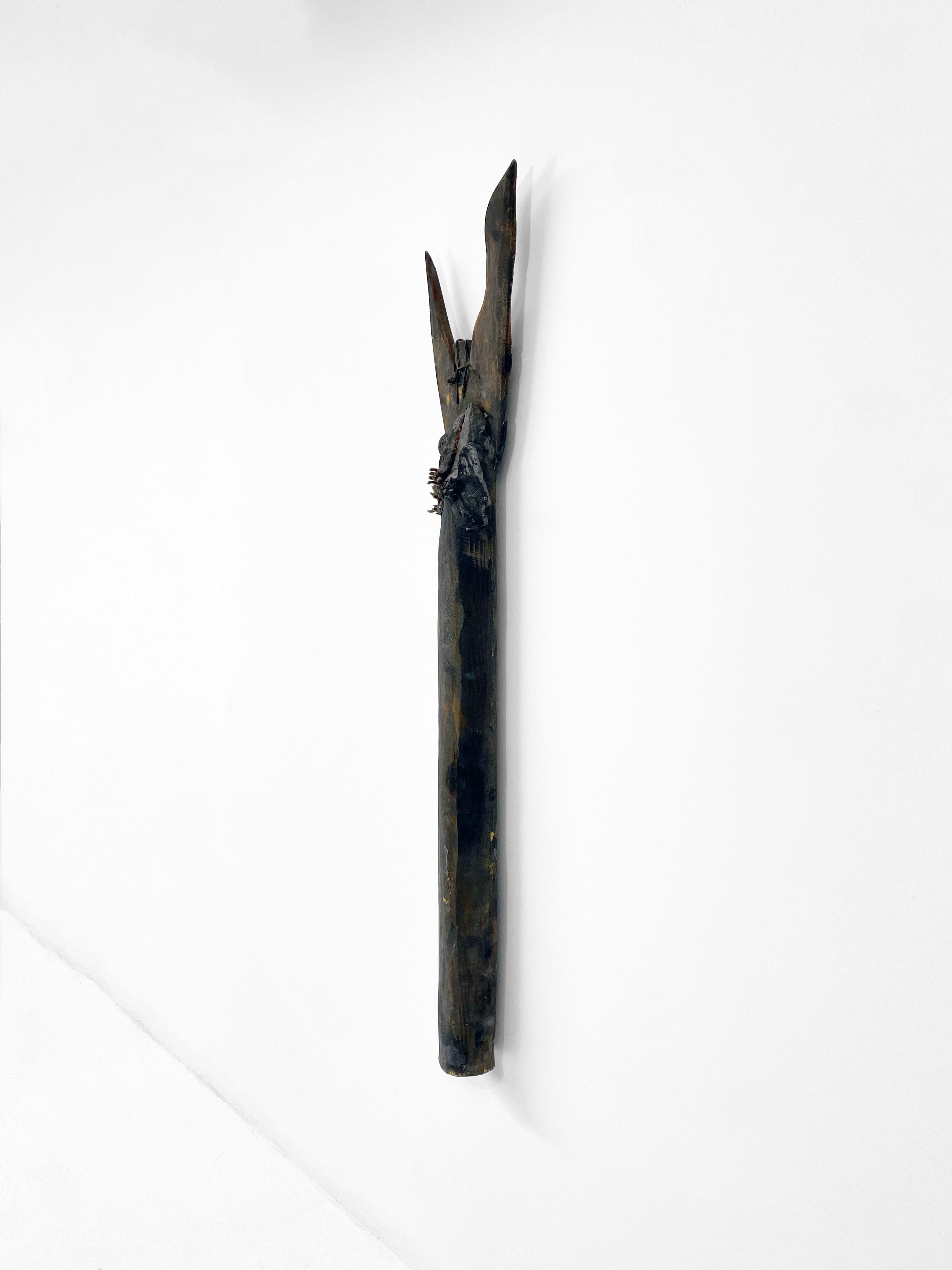 Scultura contemporanea in legno, pietra, pelle, tecnica mista - Scettro del divinatore 153 - Sculpture Contemporaneo di Linda Stein