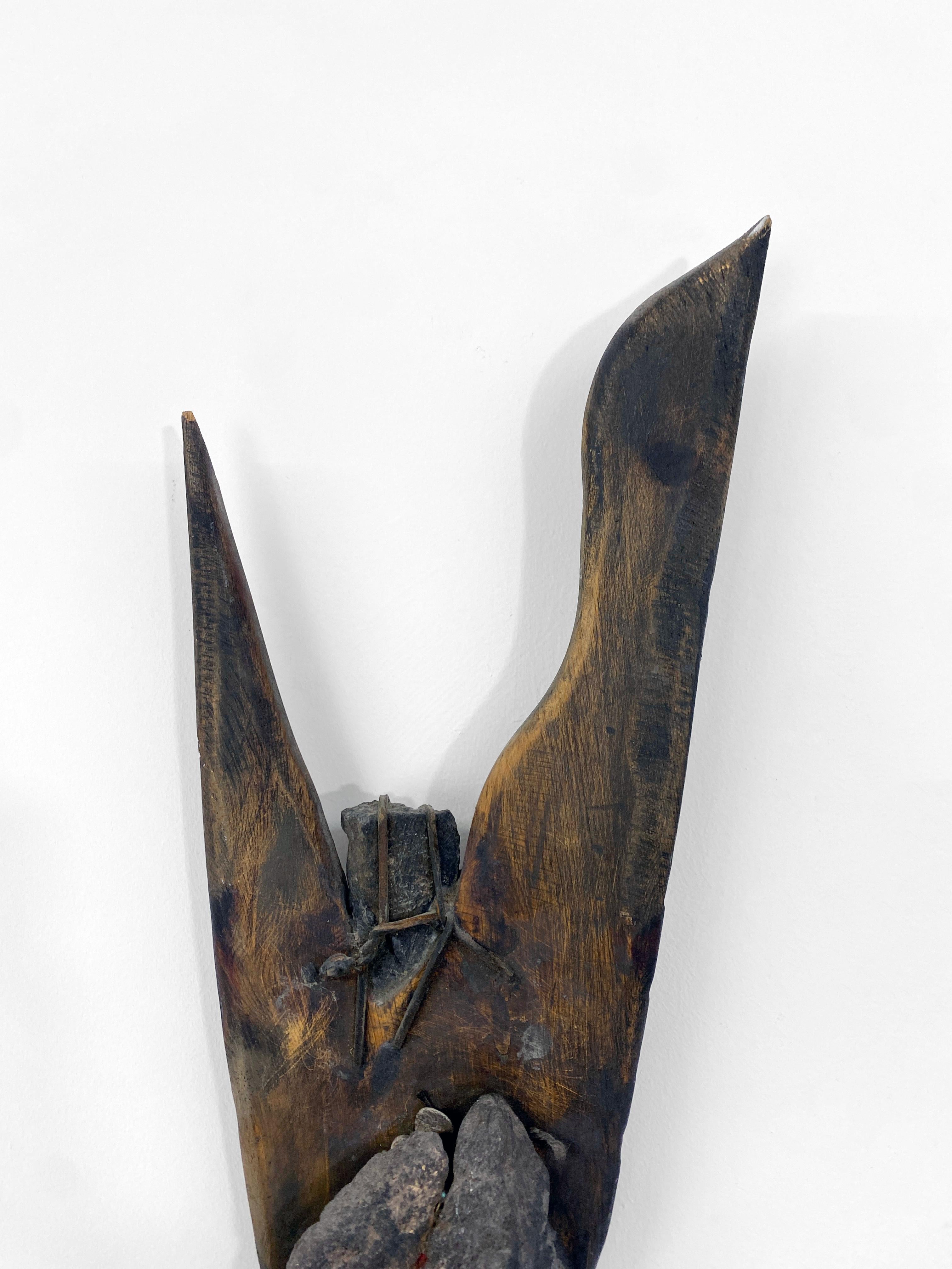 Scultura contemporanea in legno, pietra, pelle, tecnica mista - Scettro del divinatore 153 - Abstract Sculpture Marrone di Linda Stein