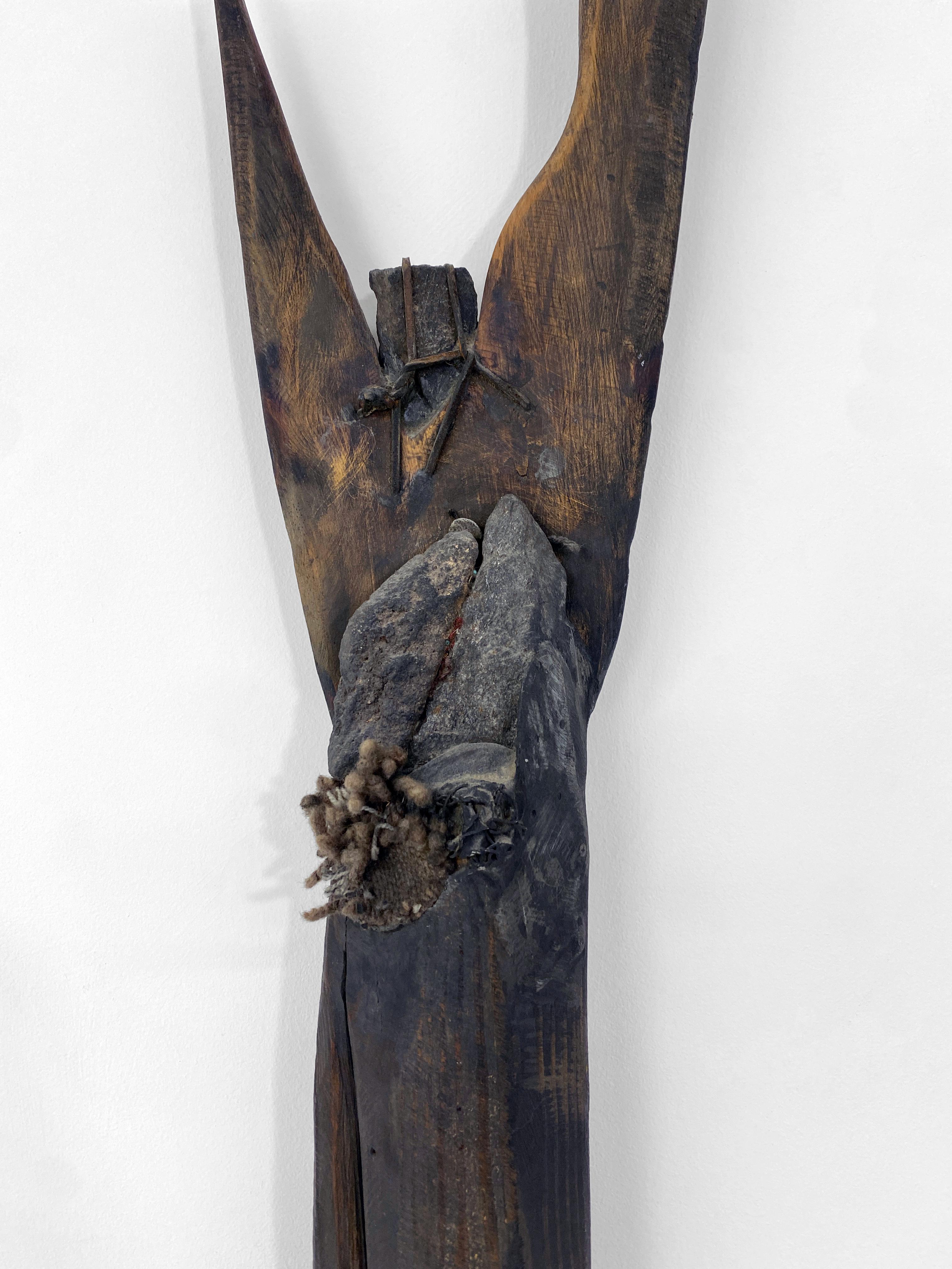 Linda Stein, Scettro divinatorio 153 - Scultura da parete in legno, pietra, pelle, tecnica mista

Negli anni '80, Linda Stein iniziò una serie intitolata Ceremonial Scepters (Scettri cerimoniali), in cui immaginava uno scavo da parte di antropologi
