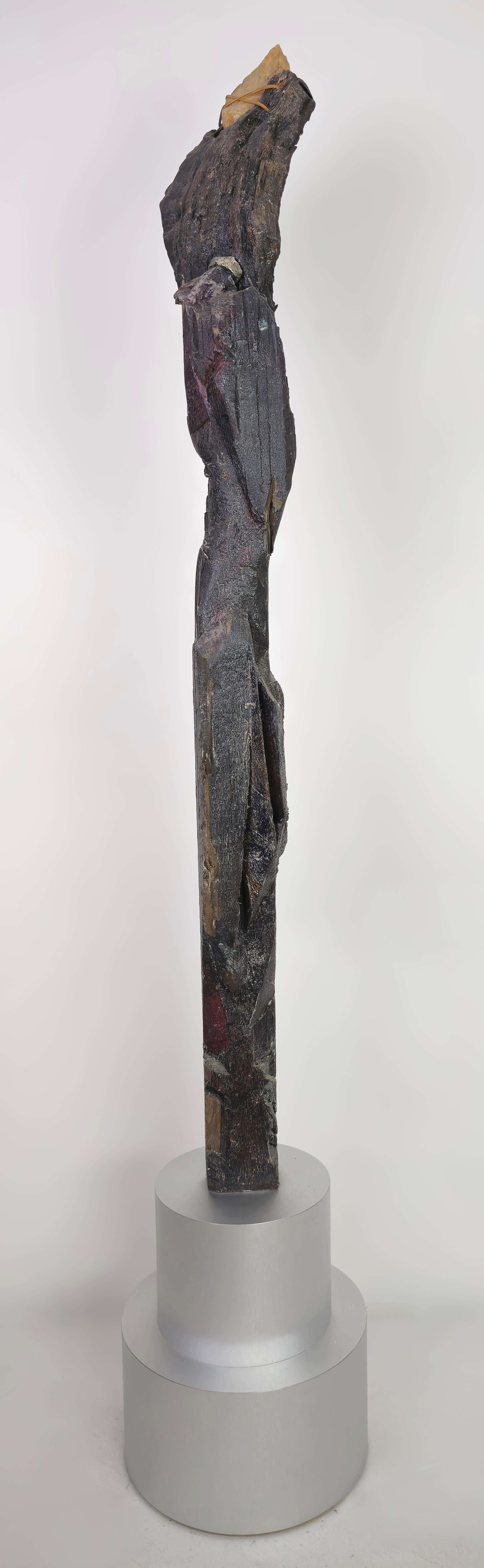 Linda Stein, Offre 170 - Sculpture totem en bois, pierre, cuir et matériaux mixtes

Dans les années 1980, Linda Stein a commencé une série intitulée Ceremonial Scepters, où elle a imaginé des fouilles menées par des anthropologues qui ont découvert