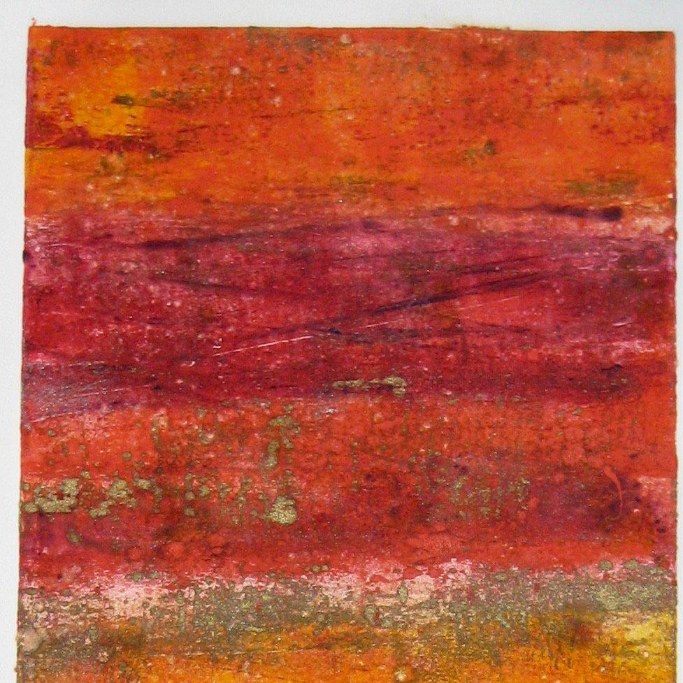 « As The Sun Sets » (Comme le soleil coule)  Techniques mixtes abstraites avec de riches rouges et ors de l'artiste Maui - Gris Abstract Print par Linda Whittemore