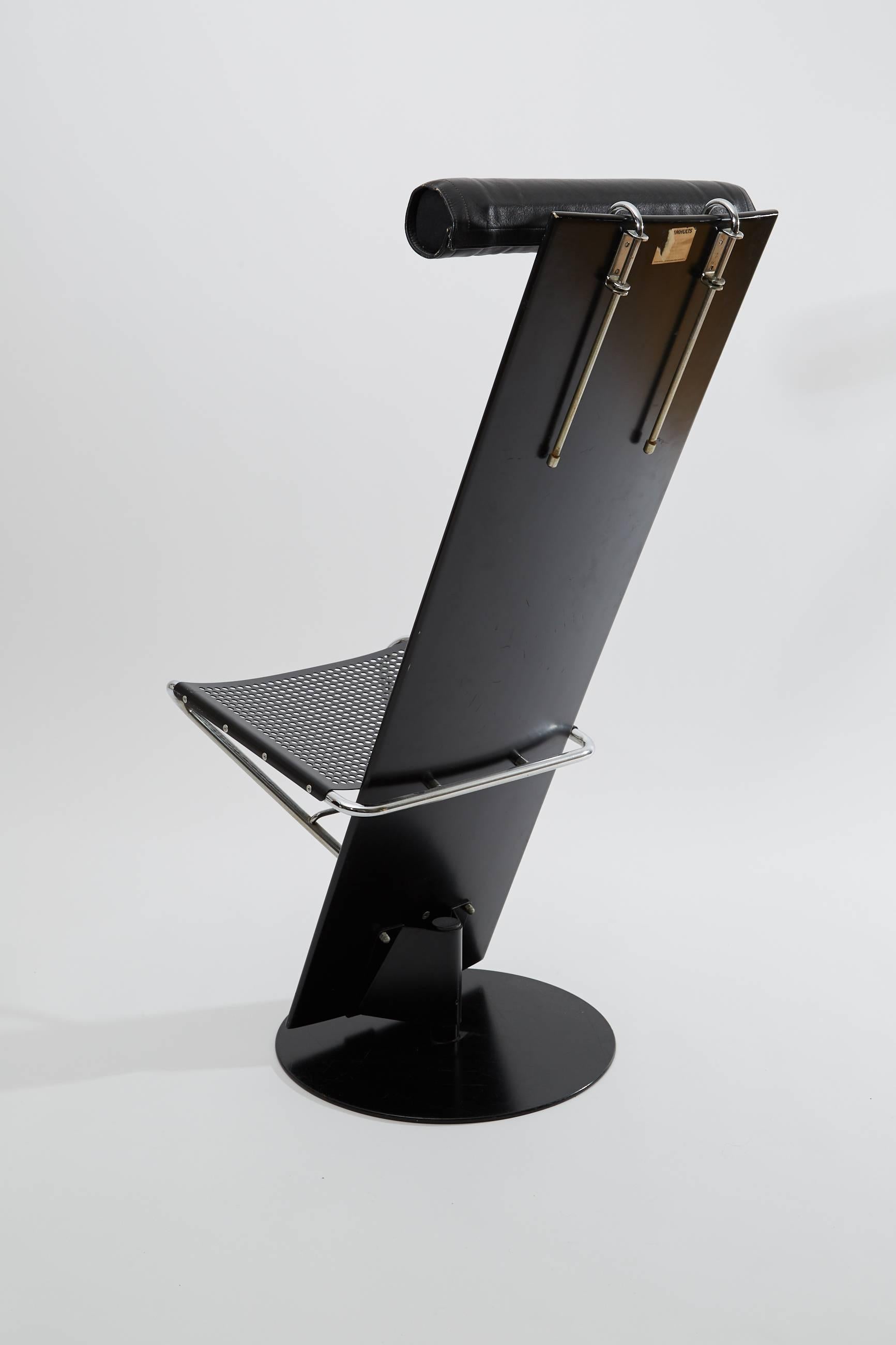 Swedish Lindau Lindekrantz Lammhults Black Planka Swivel Chair in Wood Metal and Leather For Sale