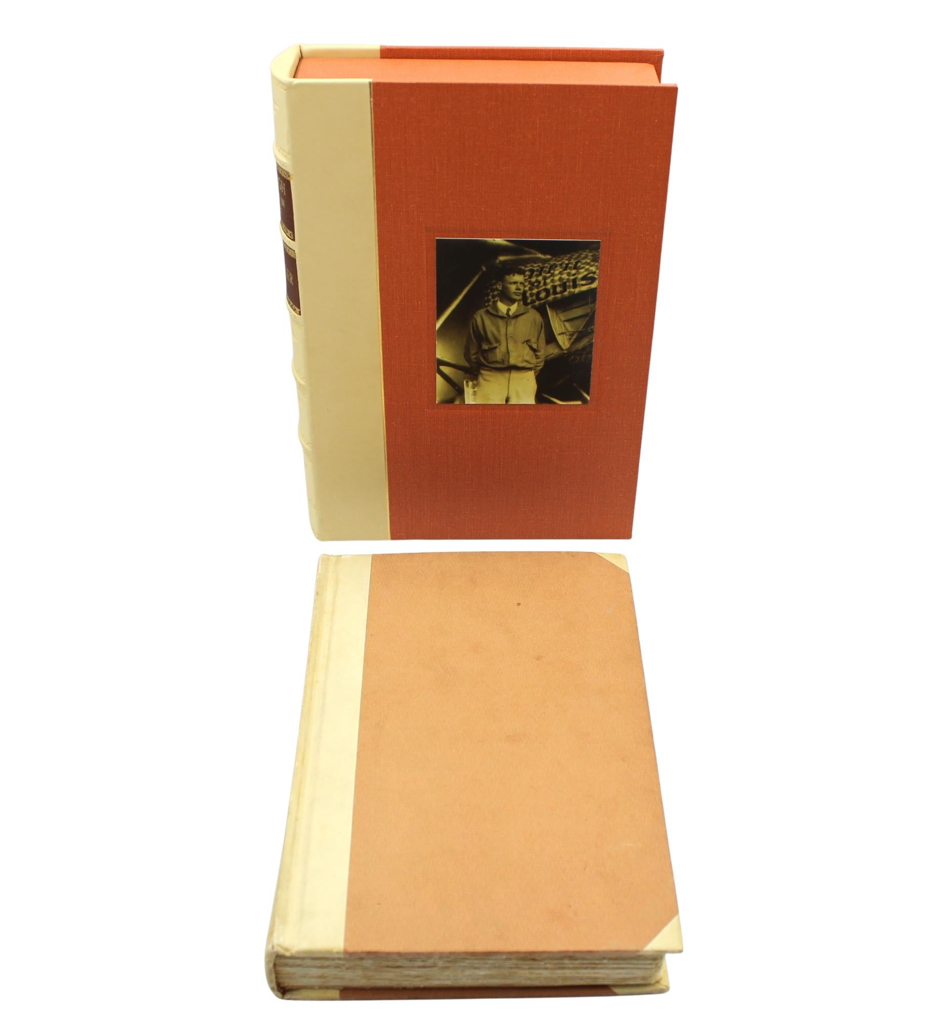 Miller, Francis Trevelyan (Charles A Lindbergh). Lindbergh: Su historia en imágenes. Nueva York y Londres: G.P. Putnam's Sons (Knickerbocker Press), 1929. Edición Coleccionista. Octavo, original en vitela tres cuartos, con guardas pictóricas. Se