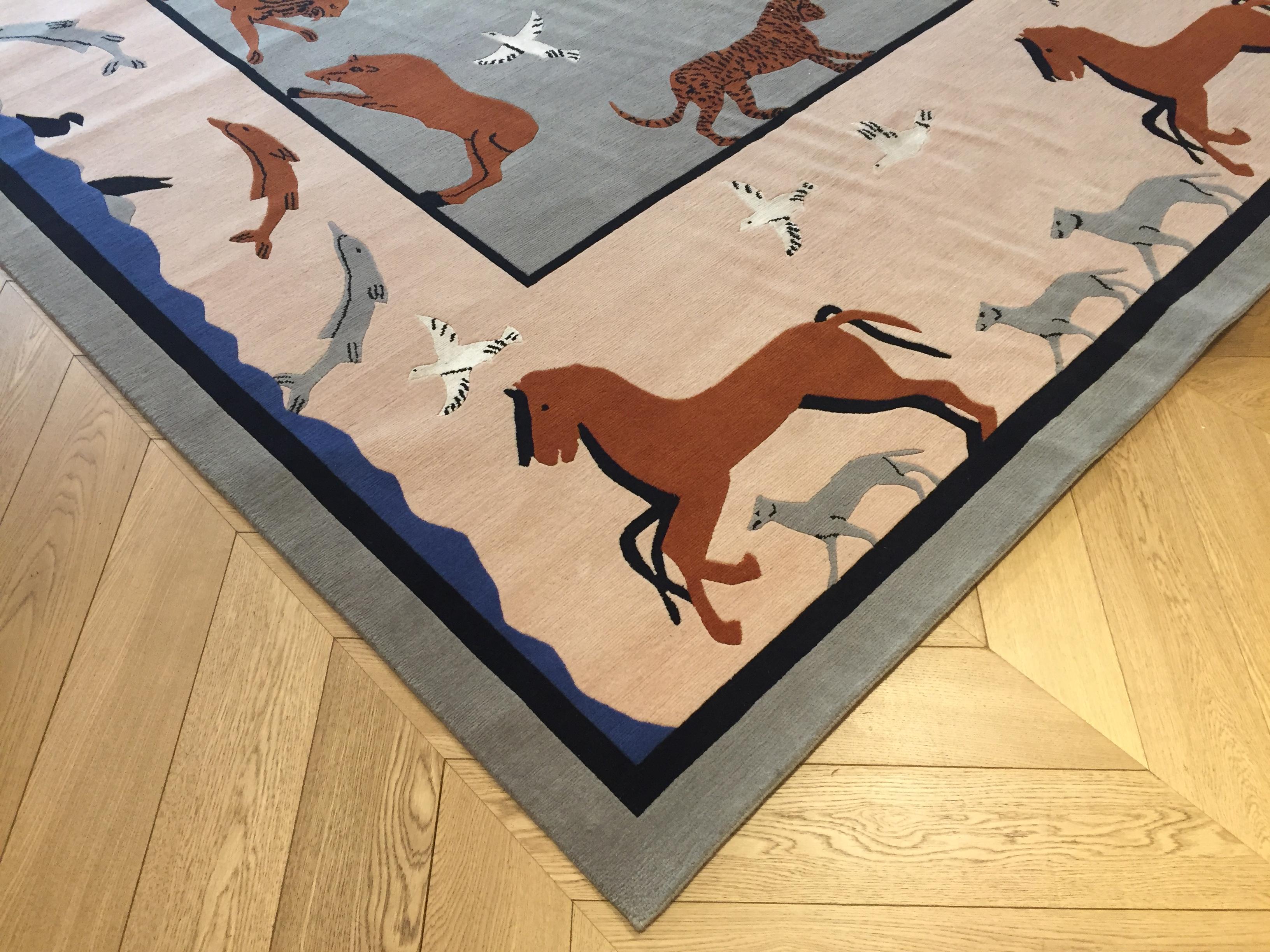 Linde Burkhardt Europäischer Teppich im etruskischen Design, handgeknüpft in Rosa und Grau (Arts and Crafts) im Angebot