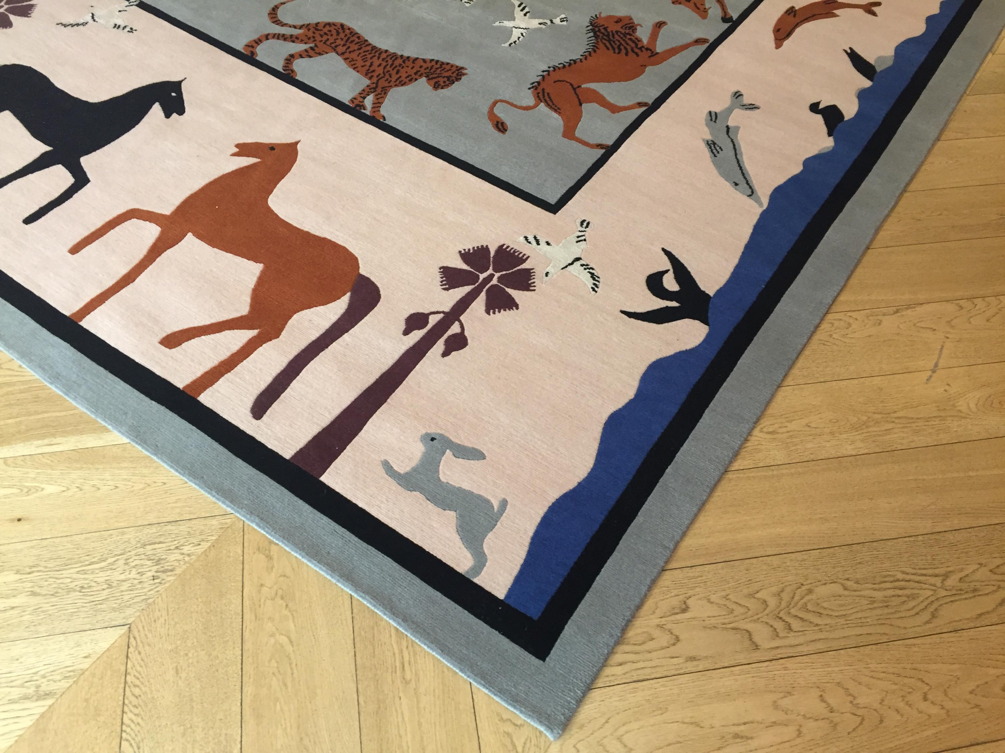 Linde Burkhardt Europäischer Teppich im etruskischen Design, handgeknüpft in Rosa und Grau (Tibetisch) im Angebot