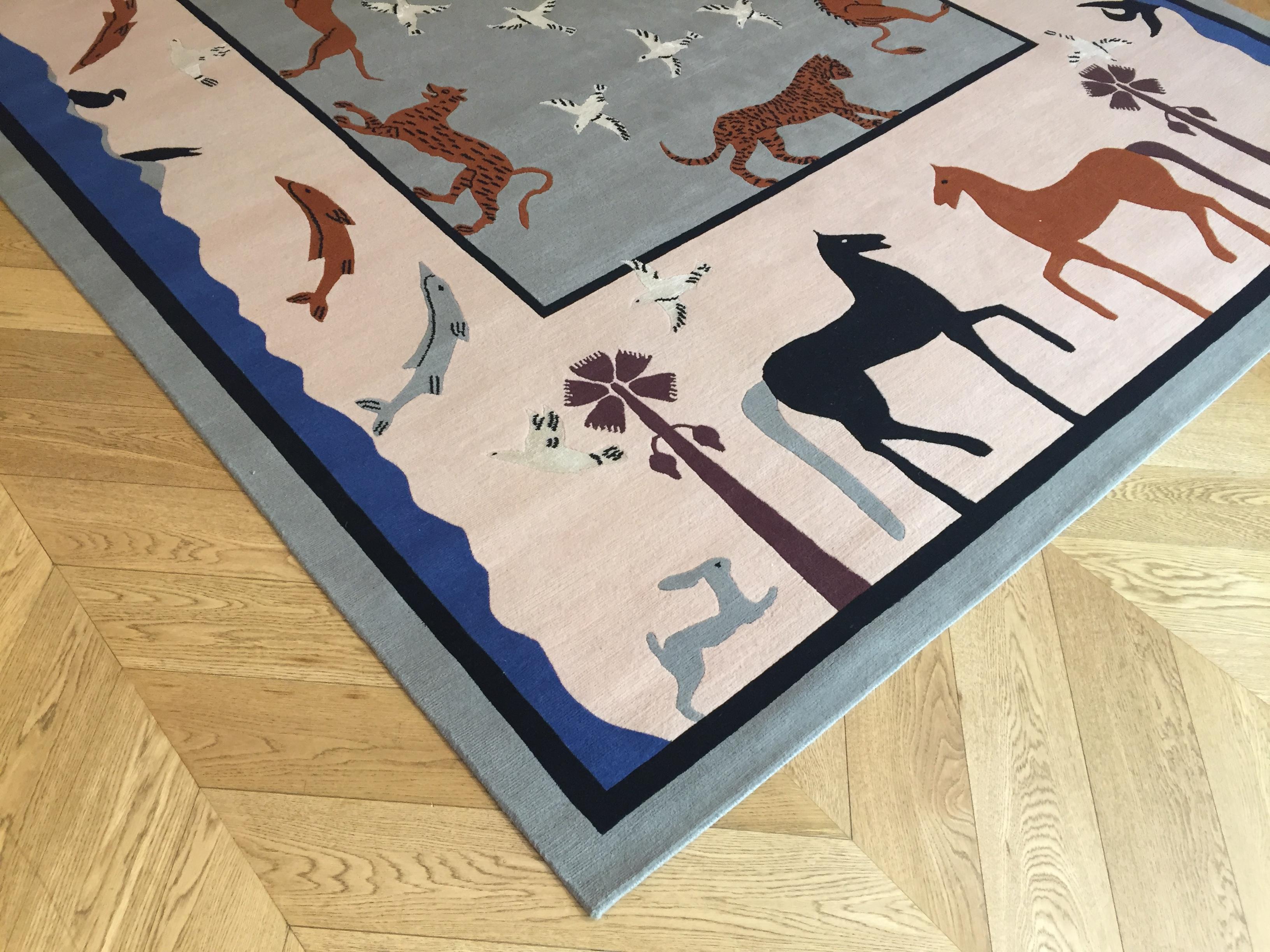Linde Burkhardt Europäischer Teppich im etruskischen Design, handgeknüpft in Rosa und Grau (Handgeknüpft) im Angebot