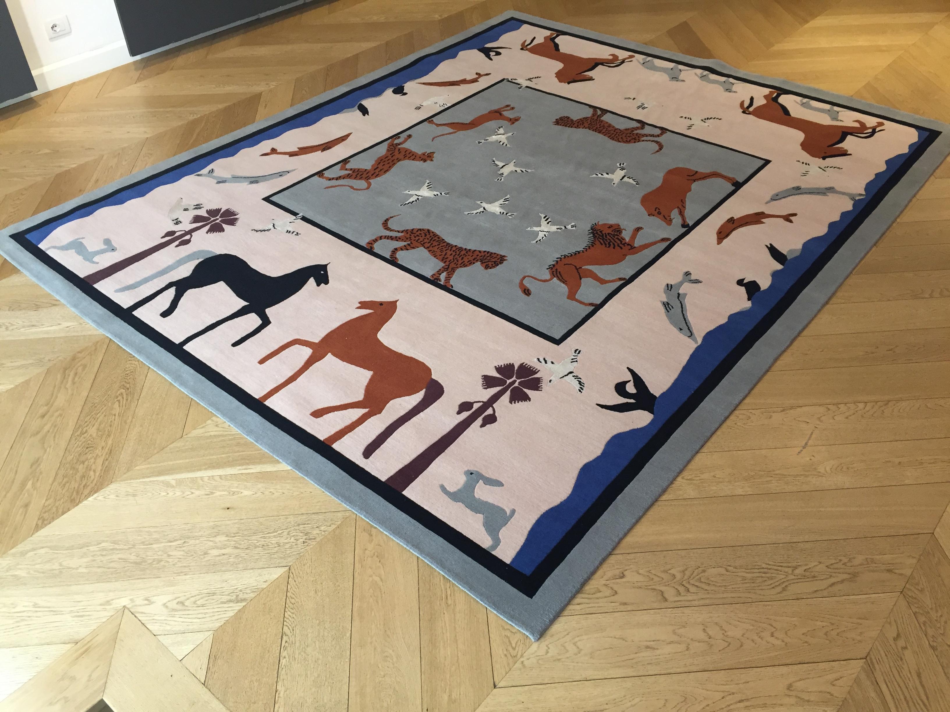Linde Burkhardt Europäischer Teppich im etruskischen Design, handgeknüpft in Rosa und Grau im Zustand „Neu“ im Angebot in Firenze, IT