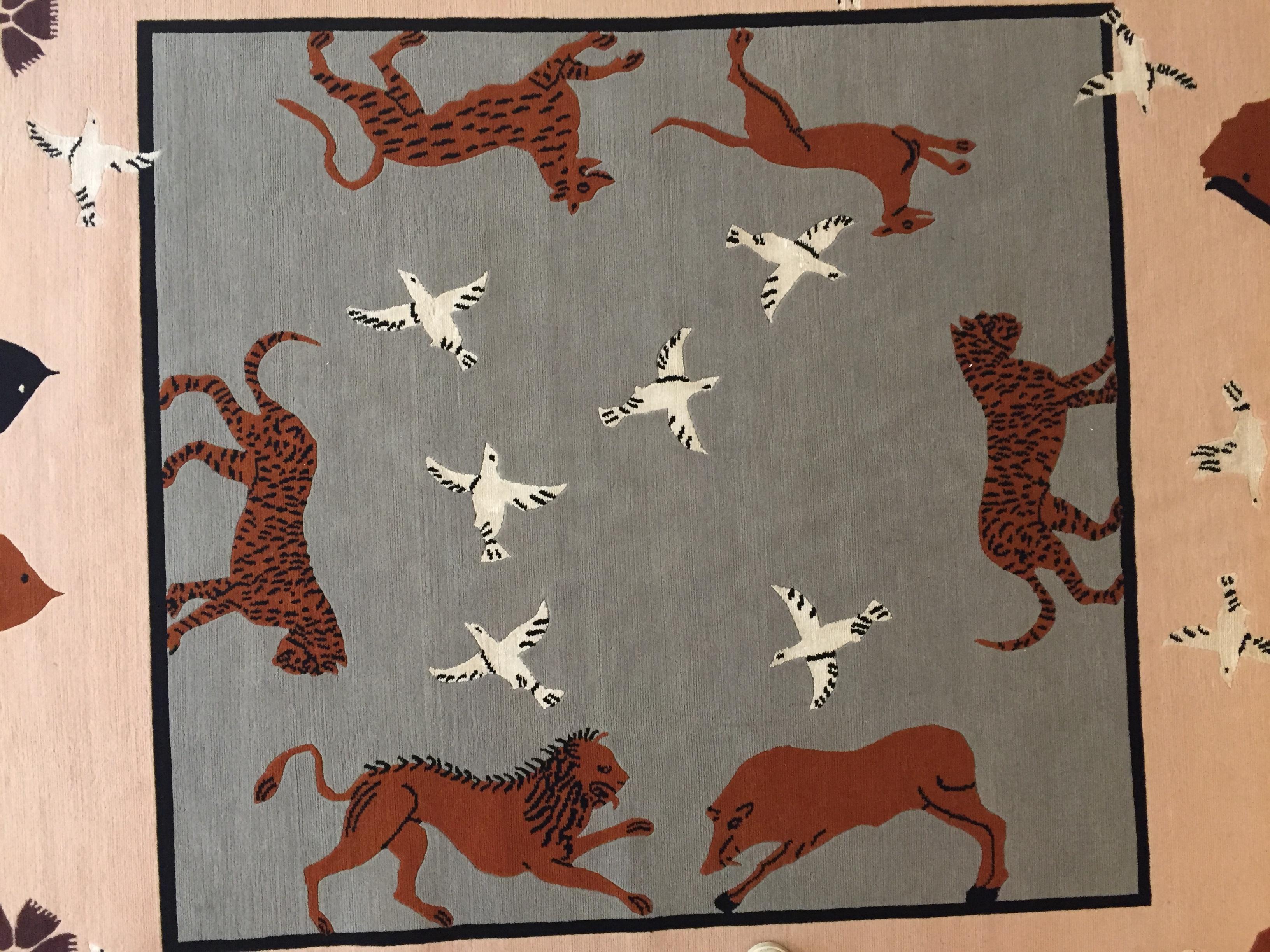 Linde Burkhardt Europäischer Teppich im etruskischen Design, handgeknüpft in Rosa und Grau (21. Jahrhundert und zeitgenössisch) im Angebot