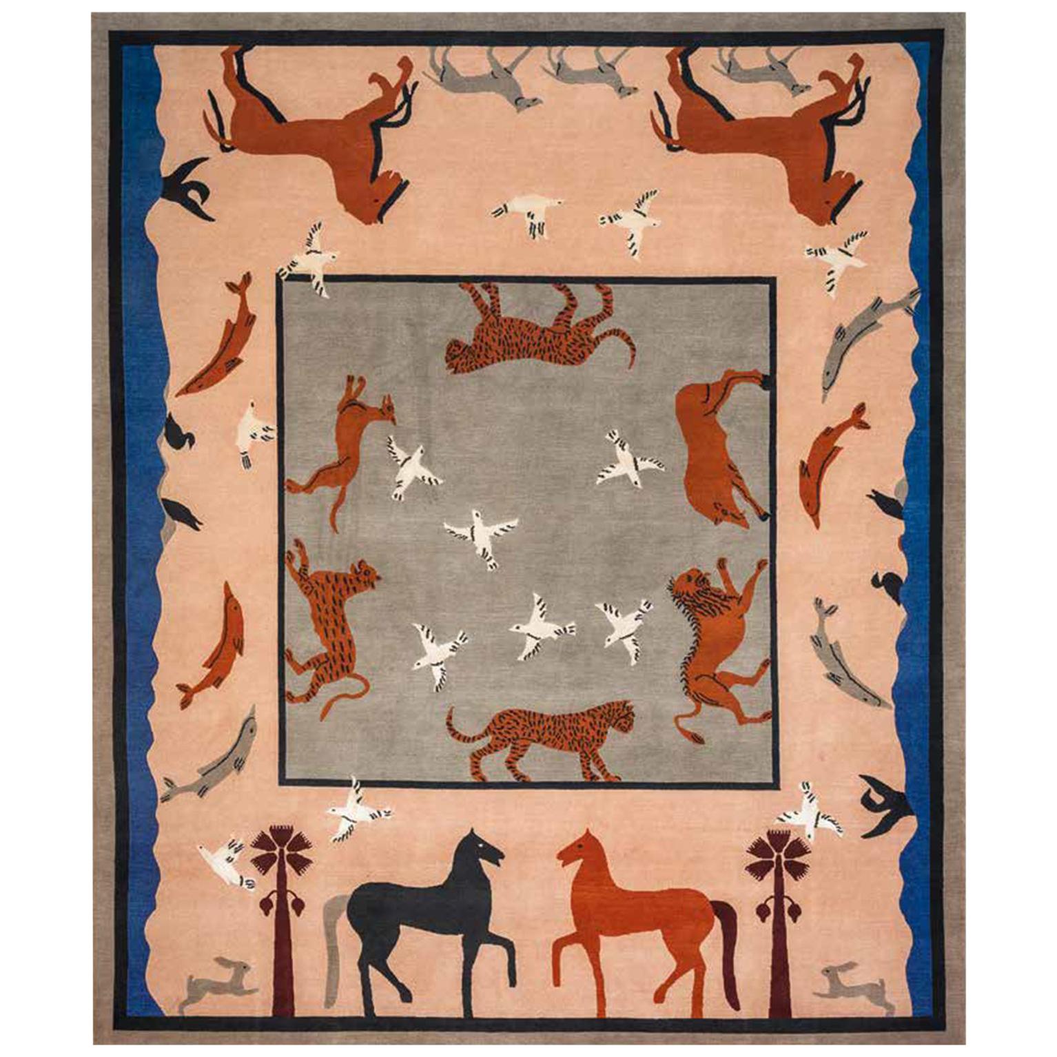 Linde Burkhardt Europäischer Teppich im etruskischen Design, handgeknüpft in Rosa und Grau im Angebot