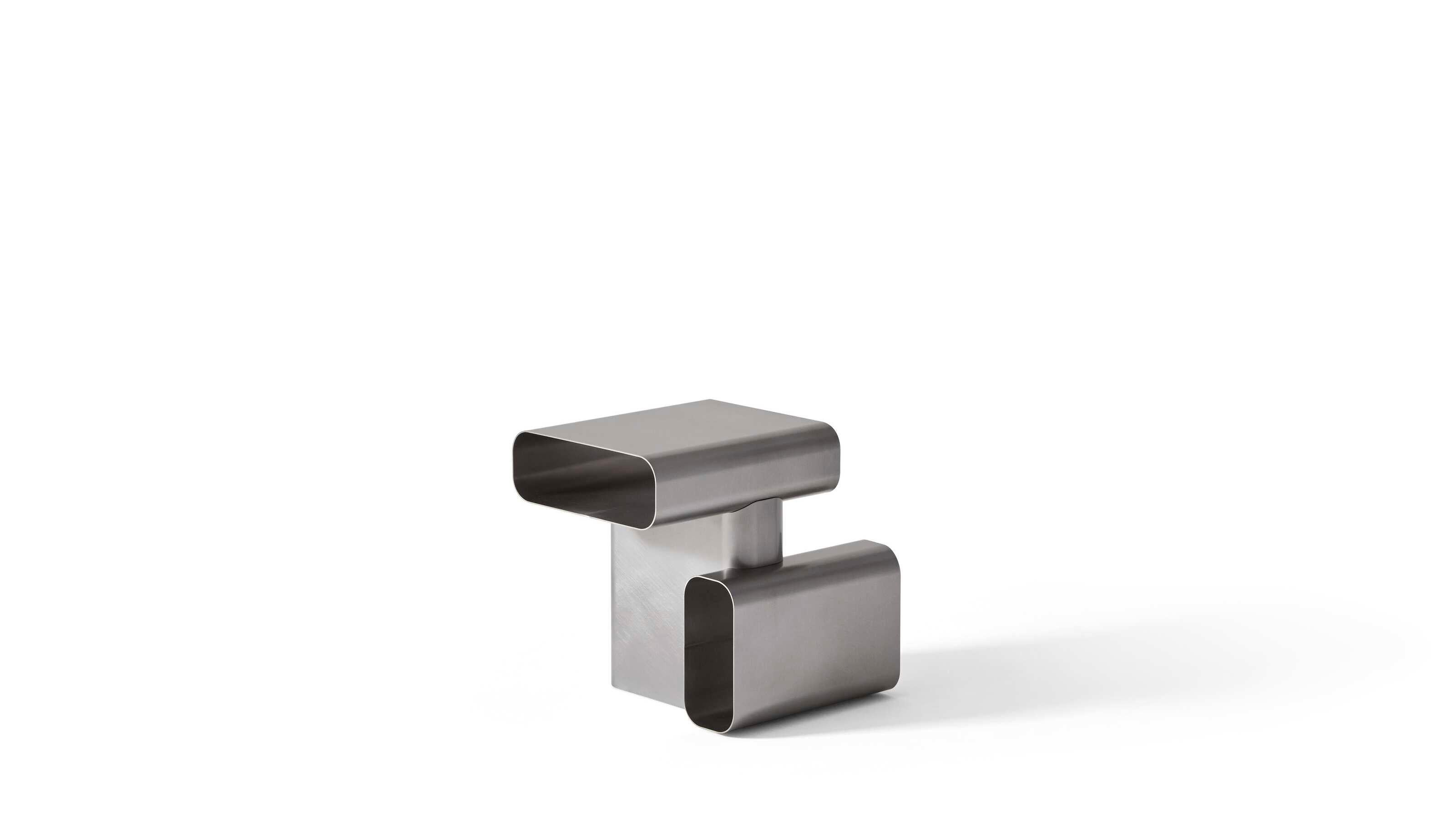 Linde Freya Tangelder Table d'appoint à coins arrondis Pour Cassina

Une table basse de style industriel marque les débuts à Cassina de la designer néerlandaise Linde Freya Tangelder. Une pièce fonctionnelle conçue pour une décoration contemporaine,
