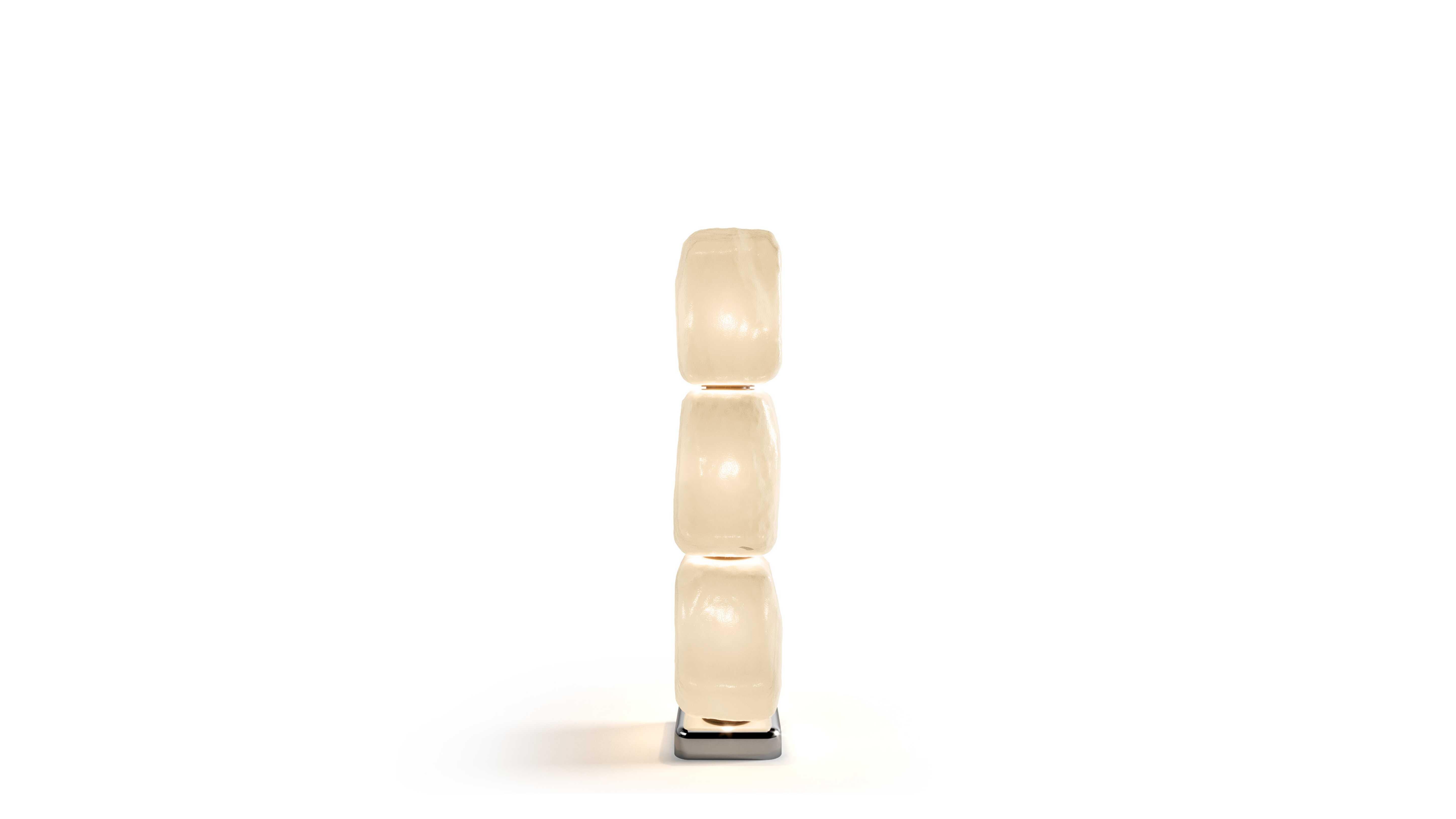 Table lumineuse I pour Cassina Linde Freya Tangelder cire, pierre

Le verre de Murano rencontre le métal dans une collection de lampes aux expressions matérielles multiples.

Les trois modèles, inspirés des cinq pièces originales de la collection,