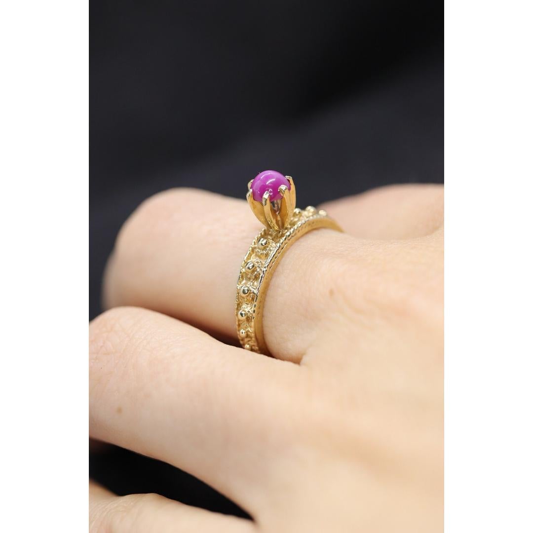 Vintage des années 1950
Taille : 8 US
MATERIAL : Or blanc
Pierre précieuse : Rubis
Couleur des pierres : rose
Couleur de la bande : or

Style : Art nouveau

Cette élégante bague vintage en or jaune 10 carats a été fabriquée au milieu du XXe siècle