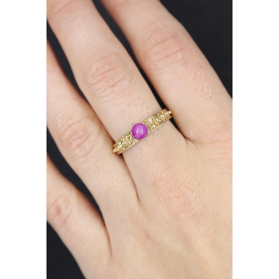 Taille ronde Bague solitaire Linde, rubis rose étoilé rouge. Or jaune 10 carats. en vente