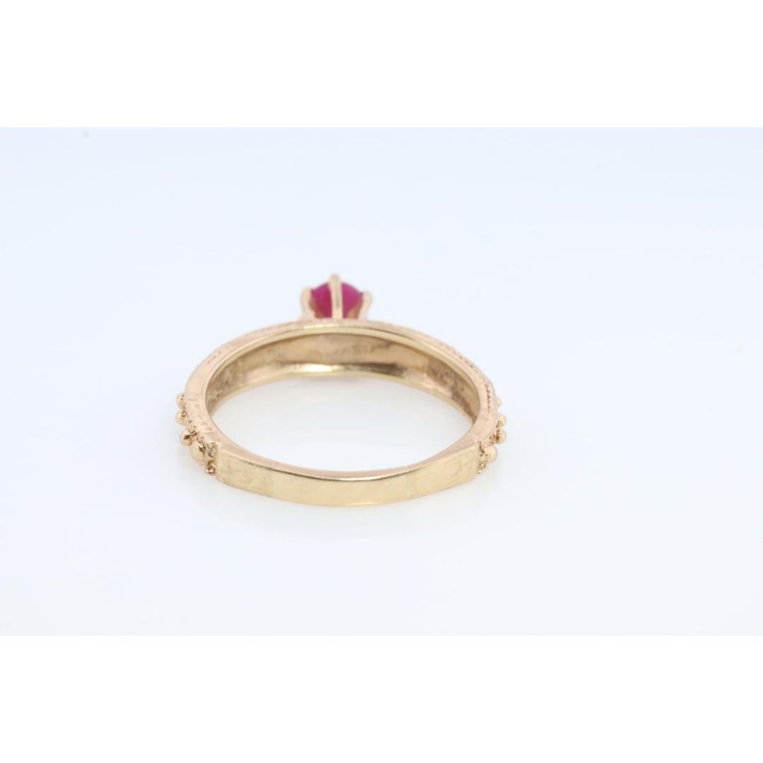 Bague solitaire Linde, rubis rose étoilé rouge. Or jaune 10 carats. Pour femmes en vente