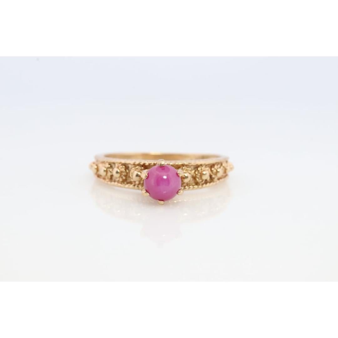 Bague solitaire Linde, rubis rose étoilé rouge. Or jaune 10 carats. en vente 3