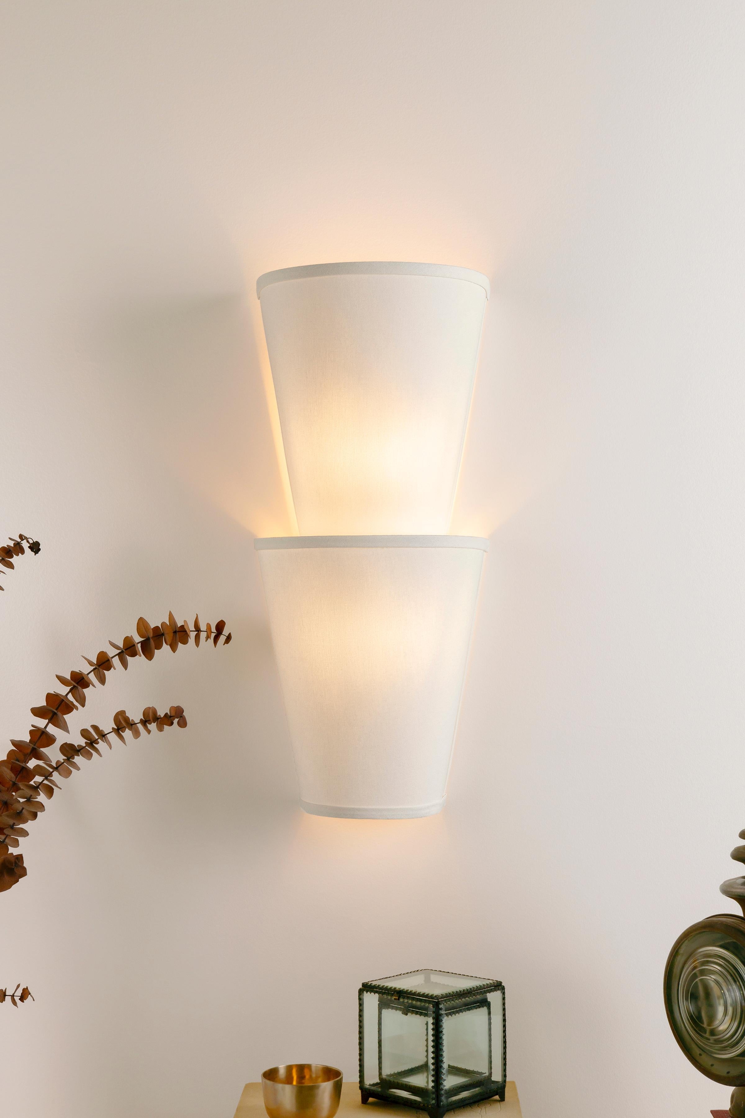 Aplique de pared Linden 2 - 23,5 pulgadas by Studio Dunn en venta 6