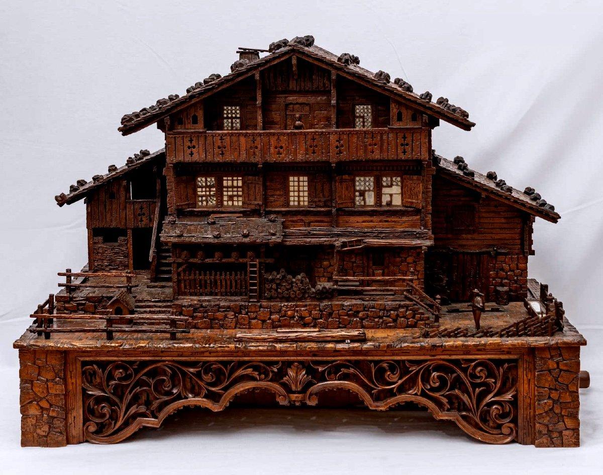 Curious and rare music box forming a cellar for liquors and cigars in the form of a sublime Savoyard chalet in lime and resin.
The latter is situated on a terrace with a character and includes a drinking trough and a niche.
The stable and a barn