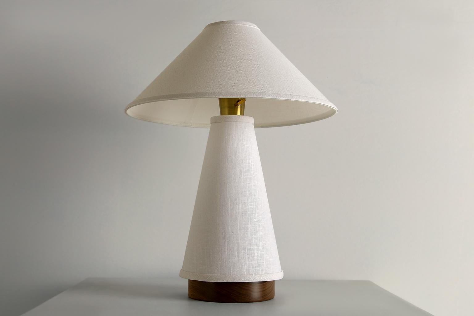 Fait main Lampe de table Linden, courte, par Studio DUNN en vente