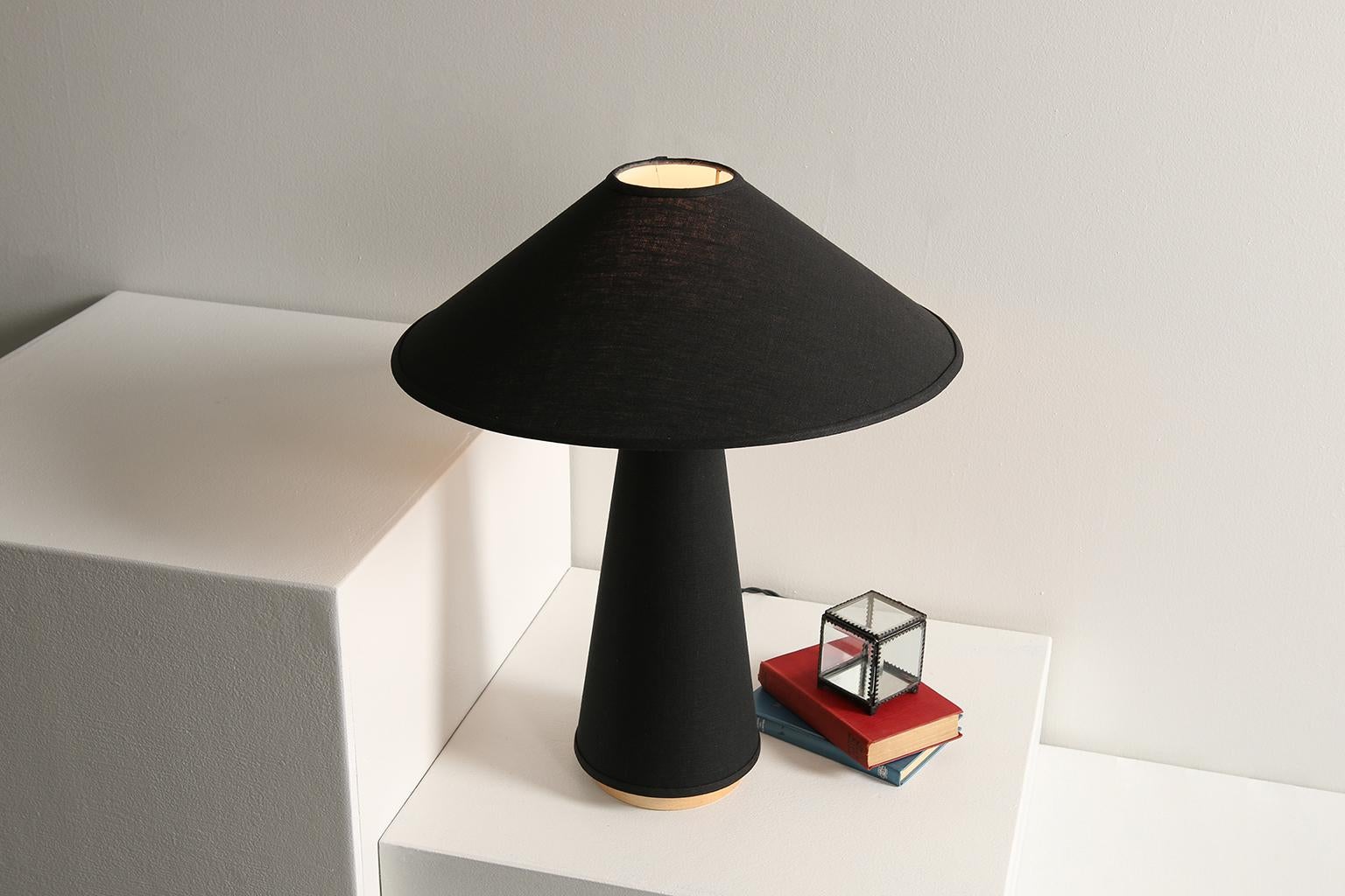 Mid-Century Modern Lampe de table Linden avec abat-jour contemporain en lin noir par Studio DUNN en vente