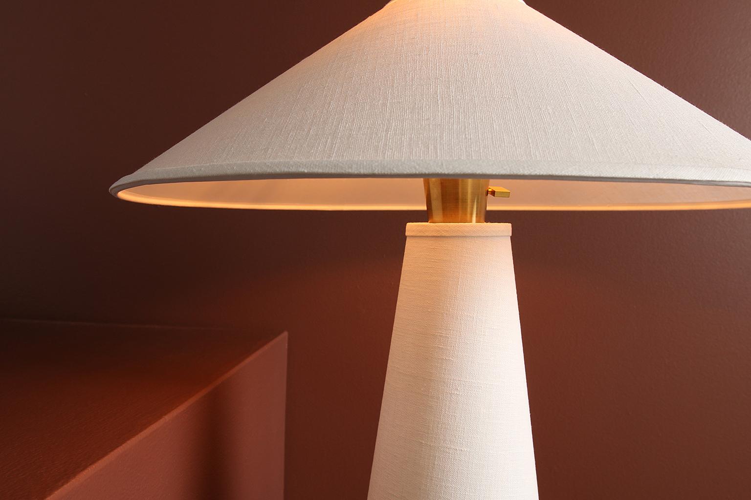 Fait main Lampe de table Linden avec abat-jour contemporain en lin noir par Studio DUNN en vente