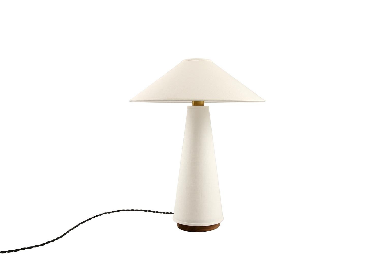 Mid-Century Modern Lampe de bureau Linden avec abat-jour en lin contemporain par Studio Dunn en vente