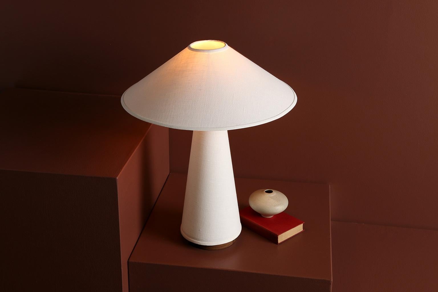 Fait main Lampe de bureau Linden avec abat-jour en lin contemporain par Studio Dunn en vente
