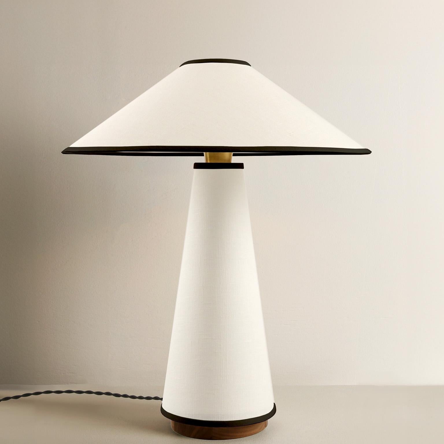Mid-Century Modern Lampe de bureau Linden en lin crème et bordure noire par Studio Dunn en vente