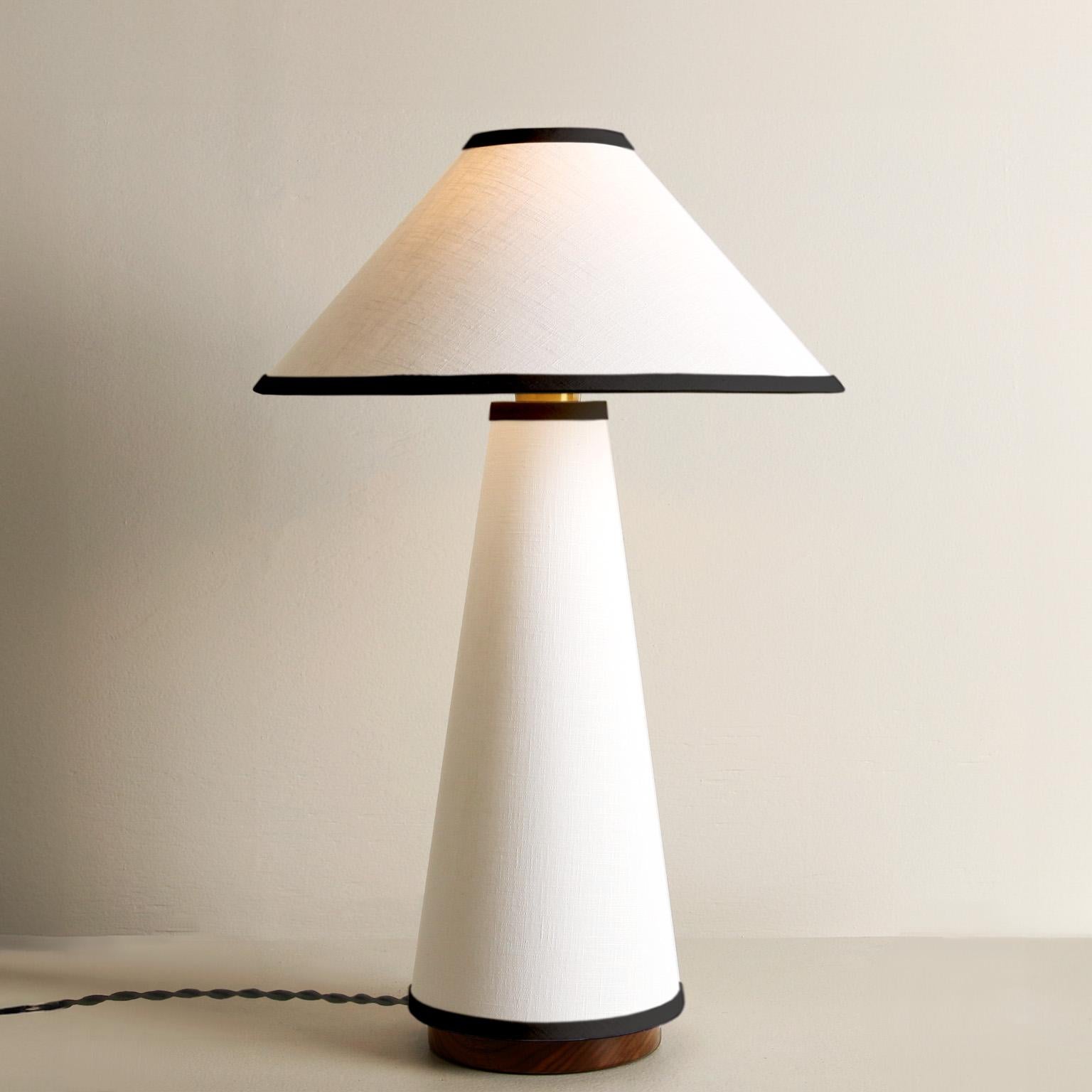 Mid-Century Modern Lampe de bureau Linden avec abat-jour étroit et bordure crème et noire par Studio DUNN en vente