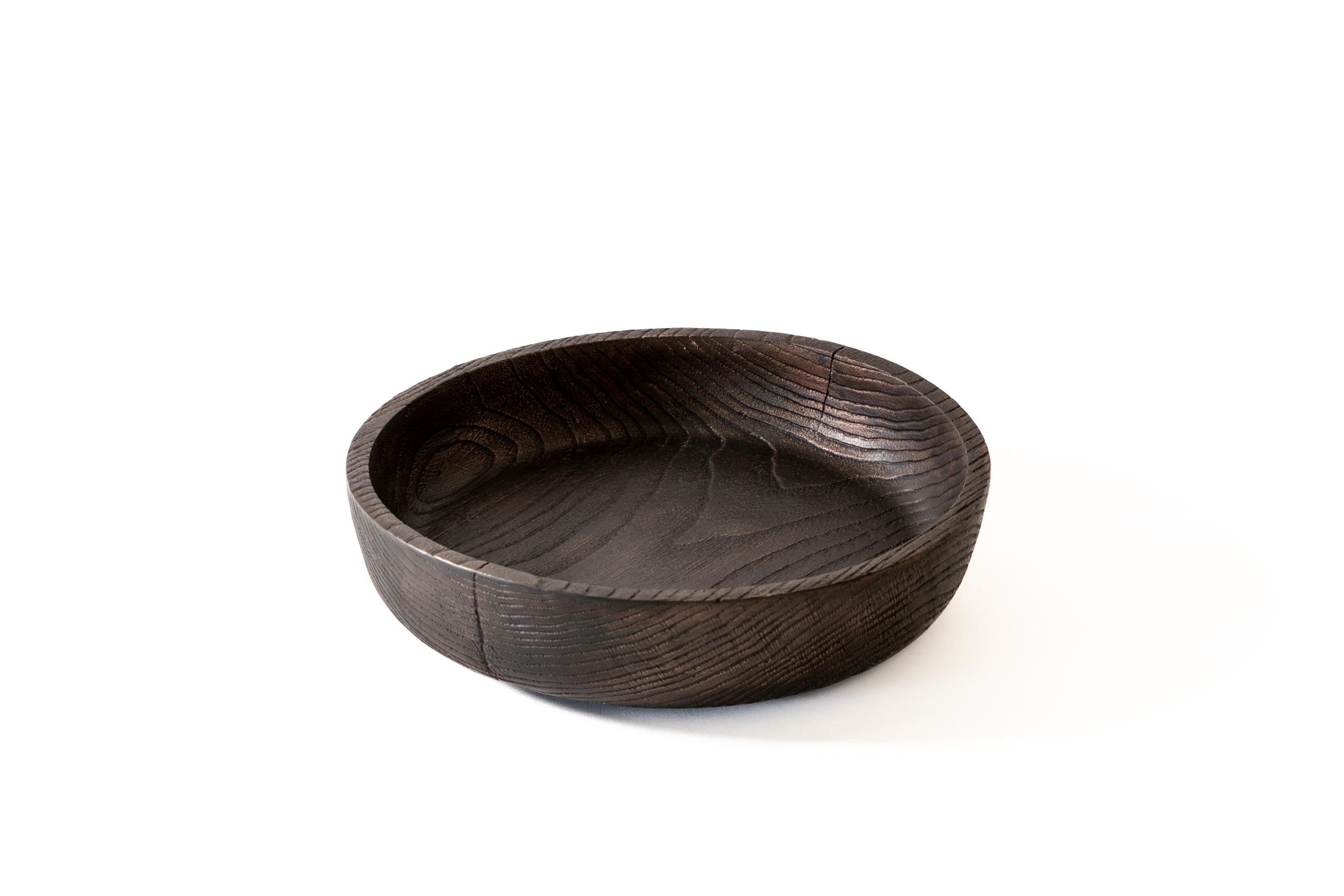 Nuestro Recipiente Linden encarna la sencillez sofisticada con sus líneas limpias y proporciones refinadas. Este elegante recipiente decorativo sirve como llamativa pieza central para cualquier interior contemporáneo, tanto si se exhibe solo como