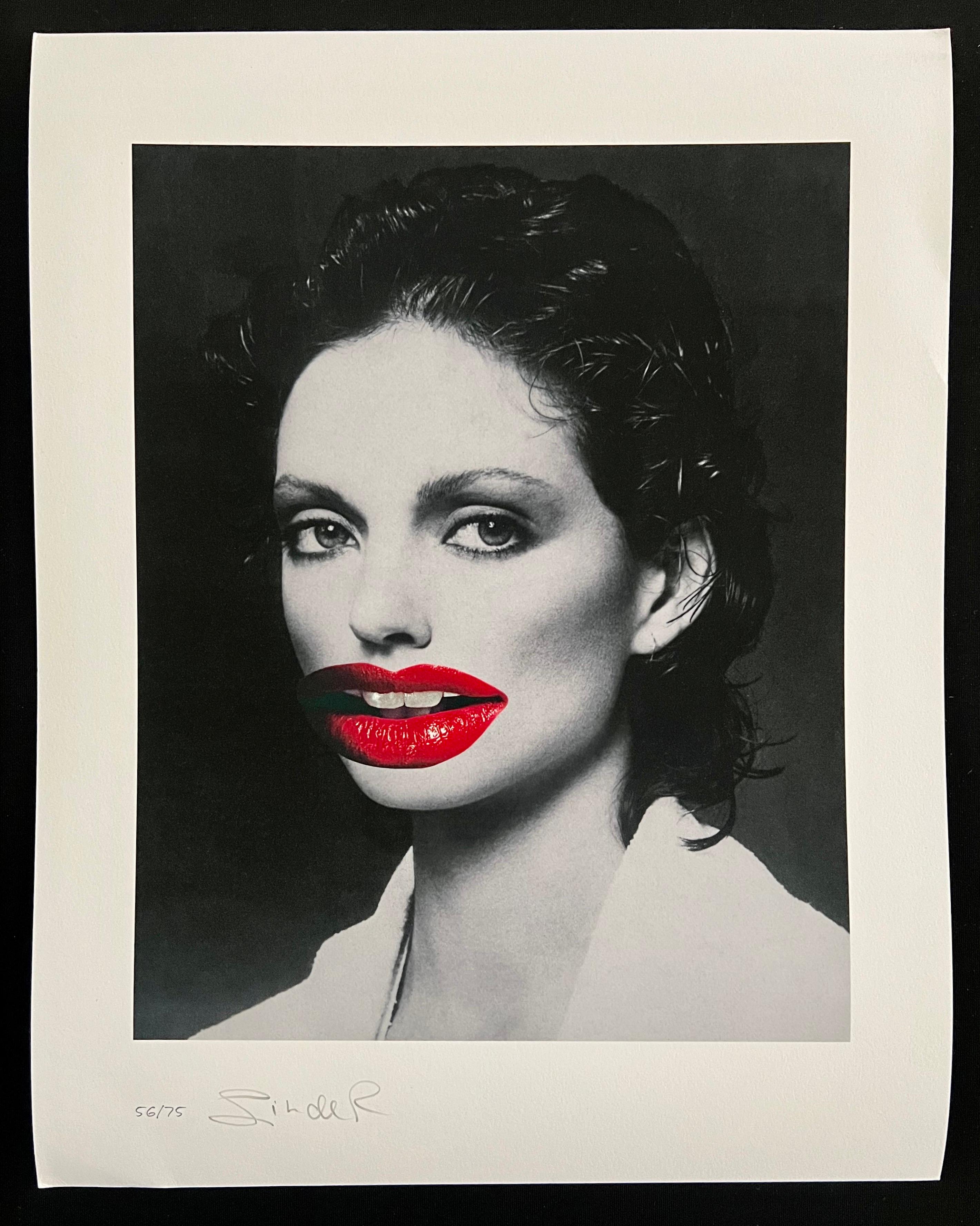 Linder
L'anima incontra l'anima su Lovers' Lips, 2025
Stampa giclée su carta d'archivio in puro cotone Hahnemühle PhotoRag Bright White da 310 g/m².
Edizione di 75
firmato e numerato a mano dall'artista

Linder Sterling, conosciuto professionalmente