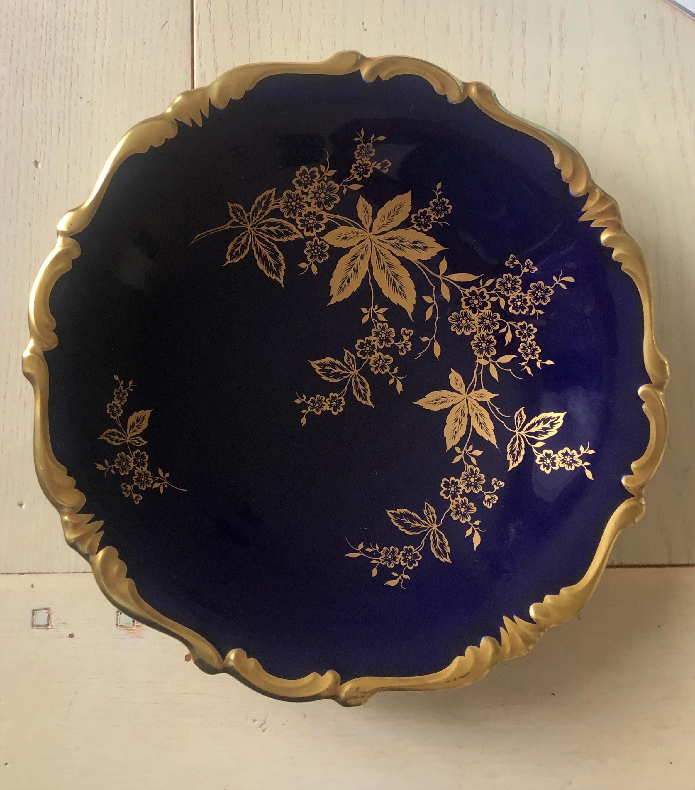 Lindner decorative plate in fine German porcelain in dark blue decorated with floral elements having golden finish.
Germany, circa 1920.

 