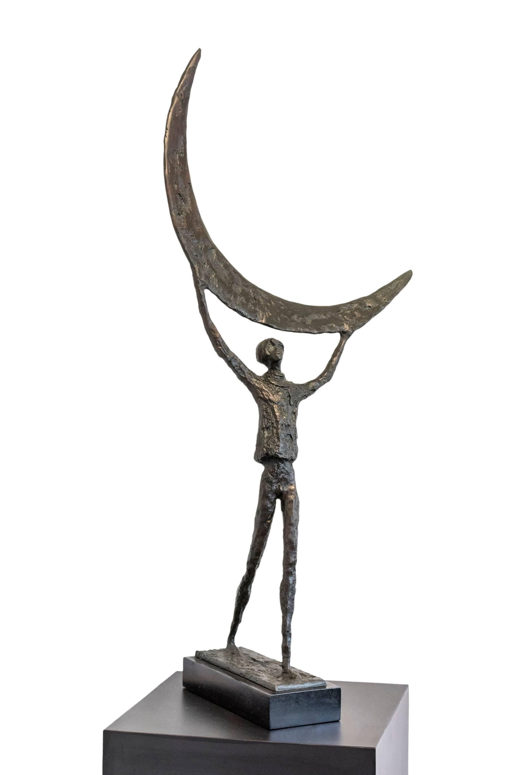 Lindsay Daen  Figurative Sculpture - Walking the moon