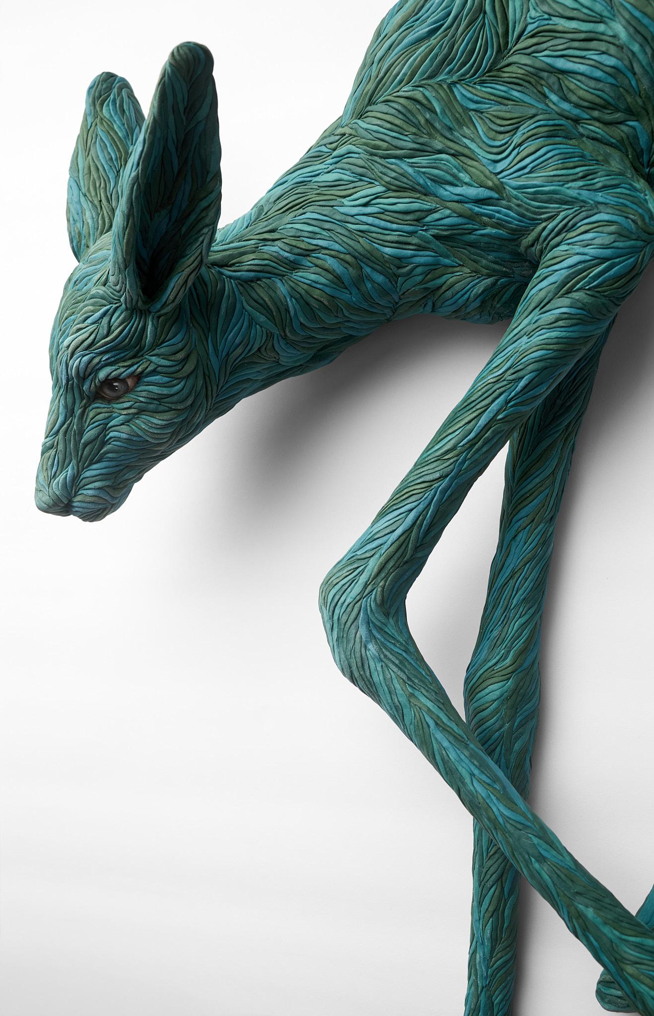 „Copse“, Wandmontierte Keramik-Skulptur, farbiges Porzellan, Tier, figurativ 1