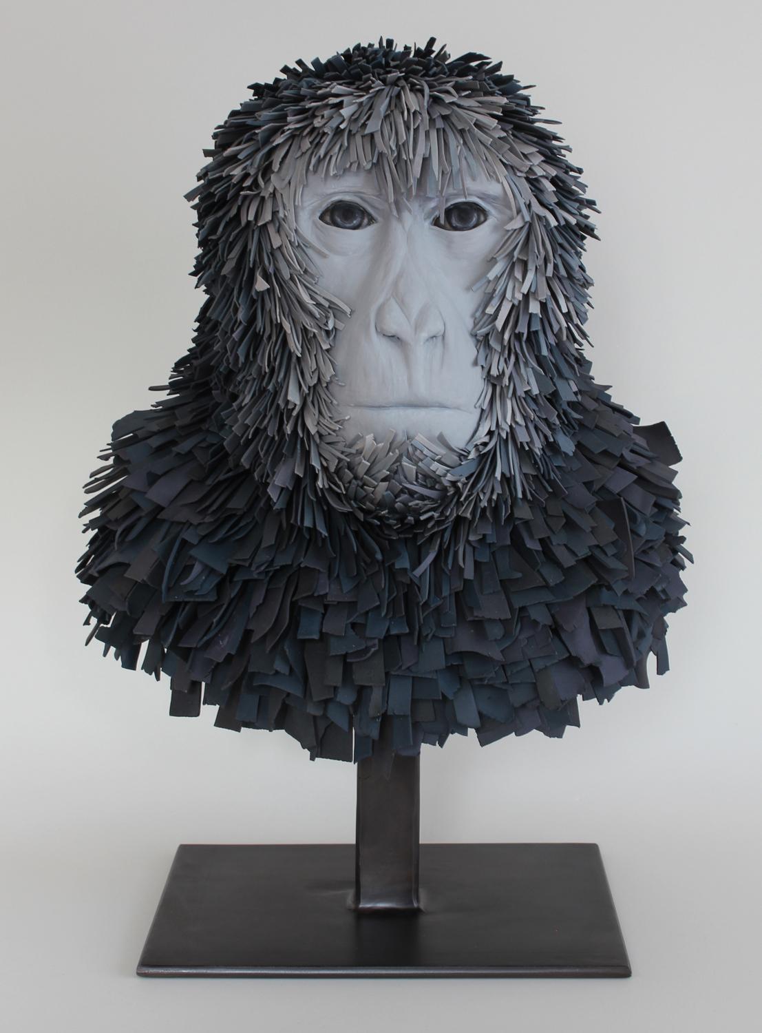 Mantel von Lindsay Pichaske, 2024, Figurative Porzellan-Skulptur mit Stahlsockel