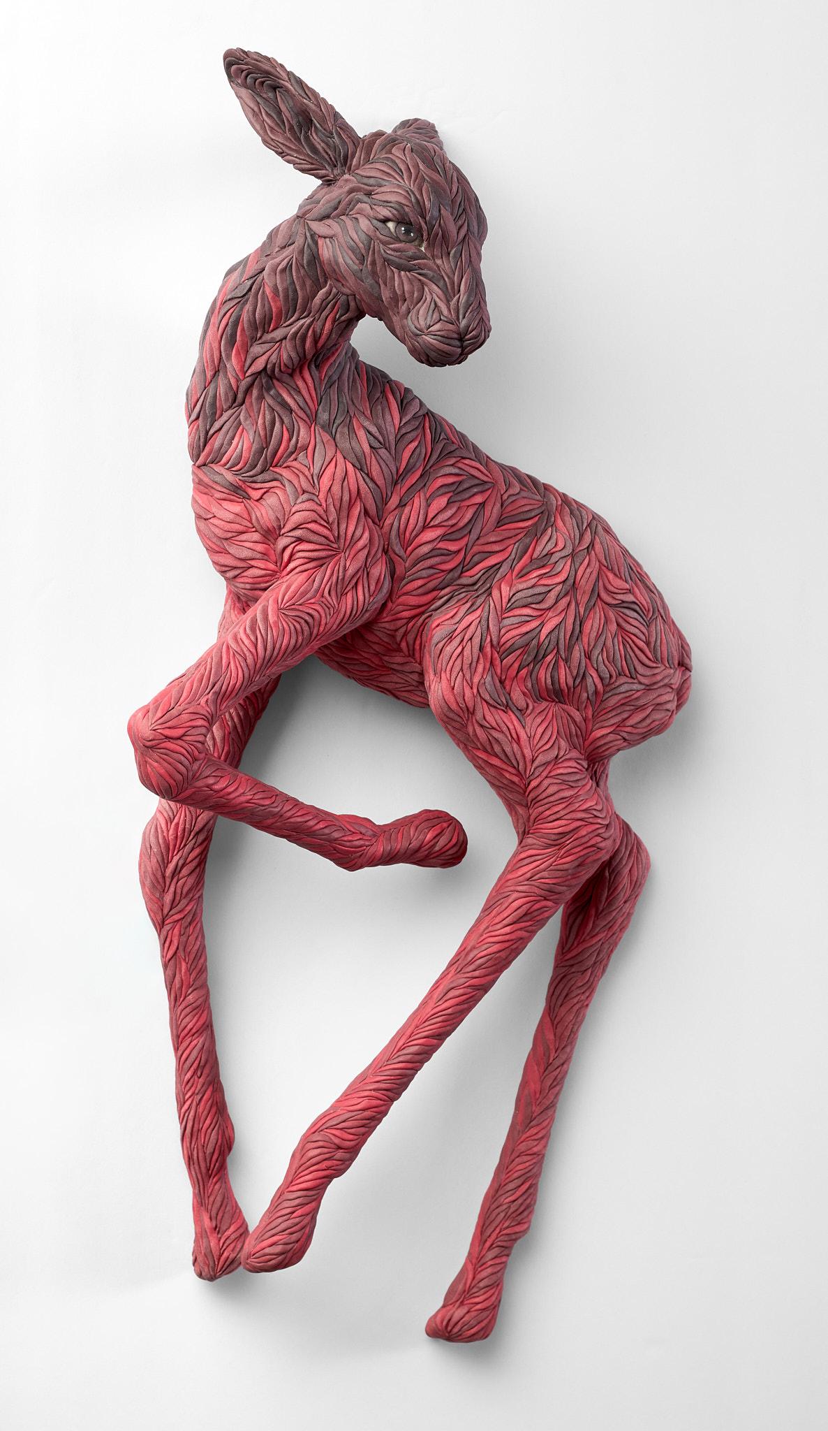 „Nostos“, Wandmontierte Keramik-Skulptur, farbiges Porzellan, Tier, figurativ