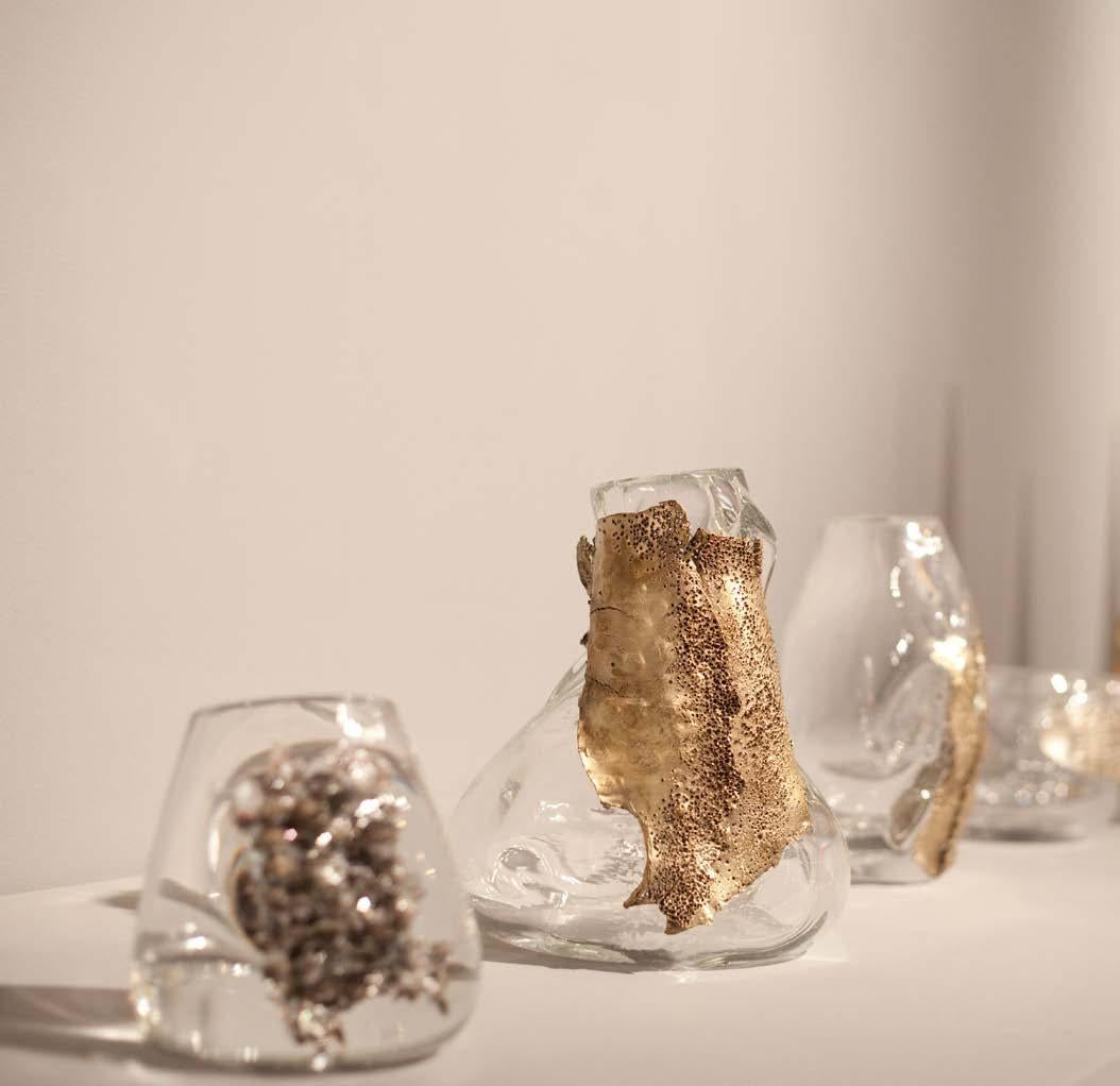 La collezione Liminal riguarda la soglia tra coscienza e incoscienza e si riferisce anche al luogo tra il bronzo e il vetro. Lo stato tra liquido e solido, riferito sia al metallo che al vetro, allude al luogo in cui due persone si incontrano e