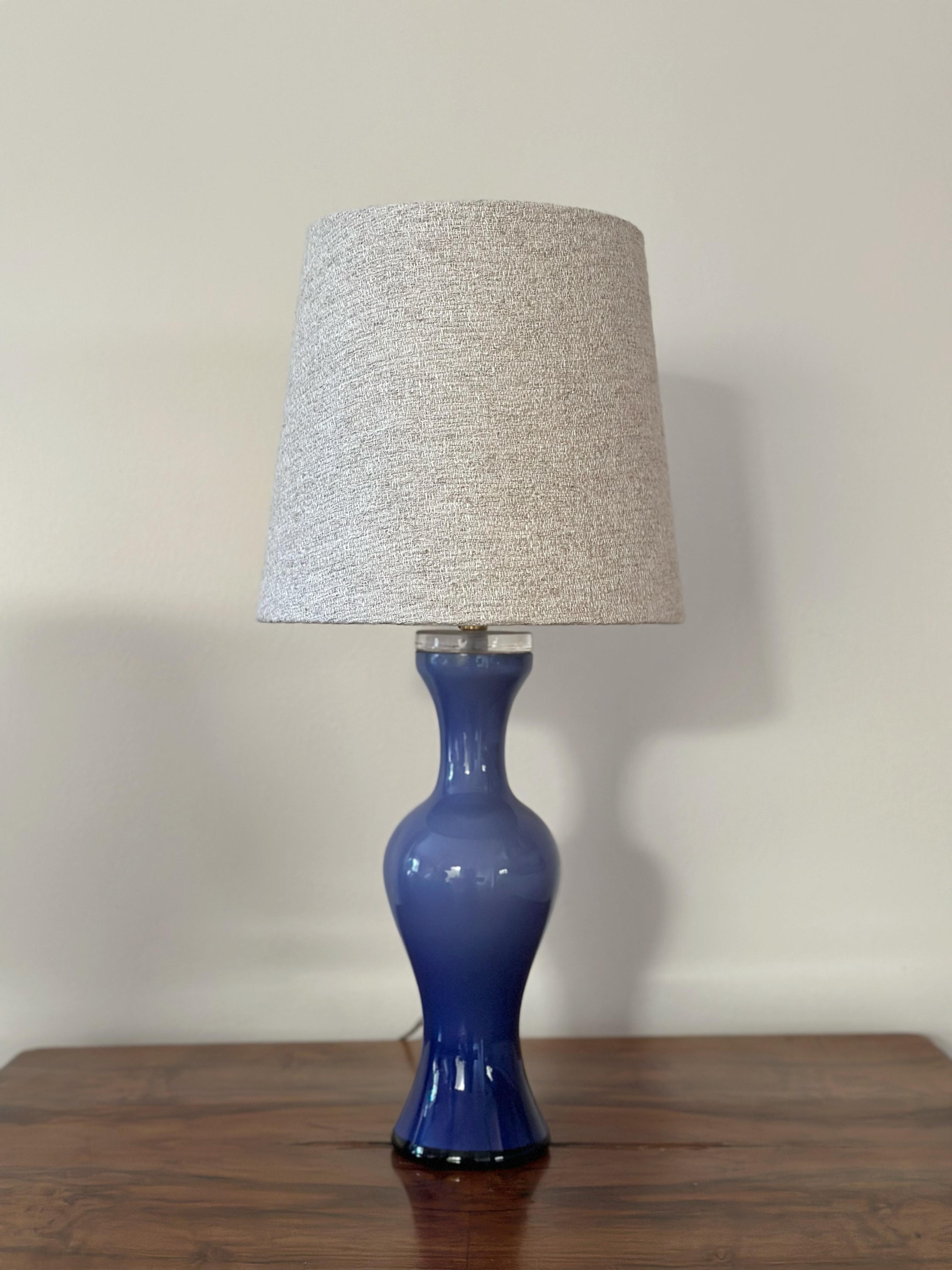 Lampe de table sculpturale en verre violet Lindshammar coloré et audacieux de Gunnar Ander, produite en Suède à la fin des années 1960. Non signé.

Excellent état vintage, pas d'ébréchures, de fissures ou d'autres dommages sur le verre.

Le prix