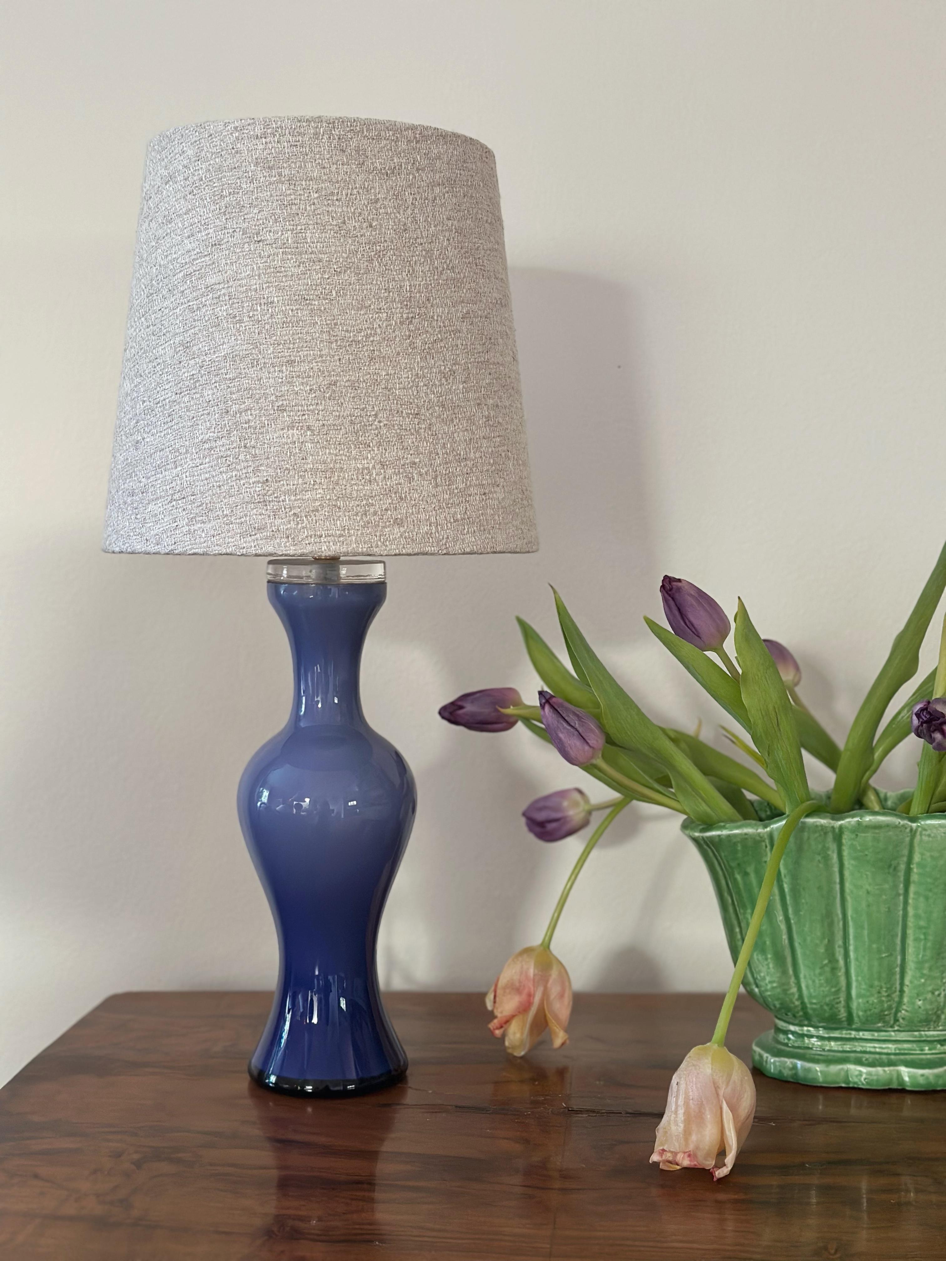 Mid-Century Modern Lampe de table Lindshammar en verre violet en vente