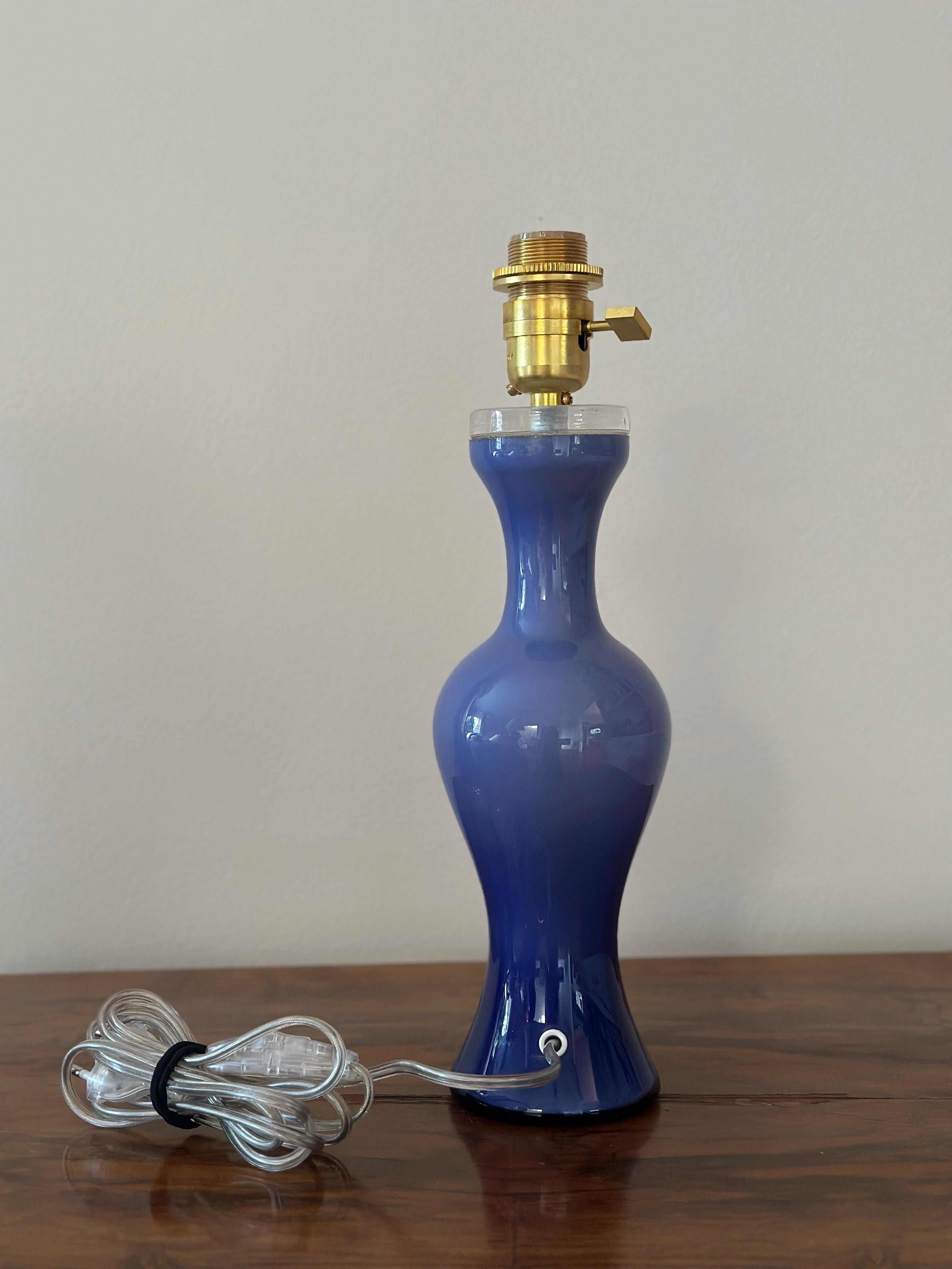 Suédois Lampe de table Lindshammar en verre violet en vente