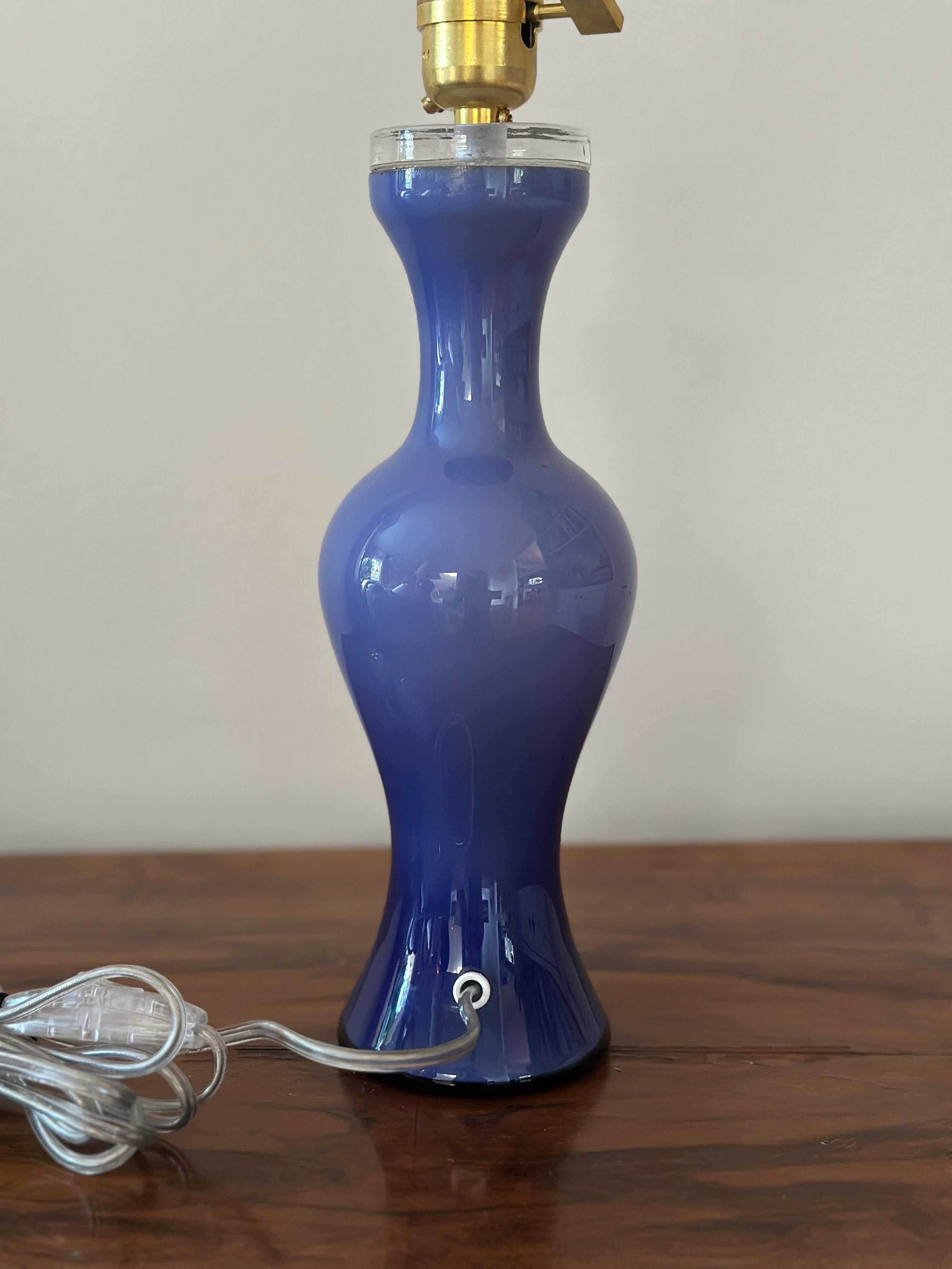 Lampe de table Lindshammar en verre violet Bon état - En vente à Bromma, SE