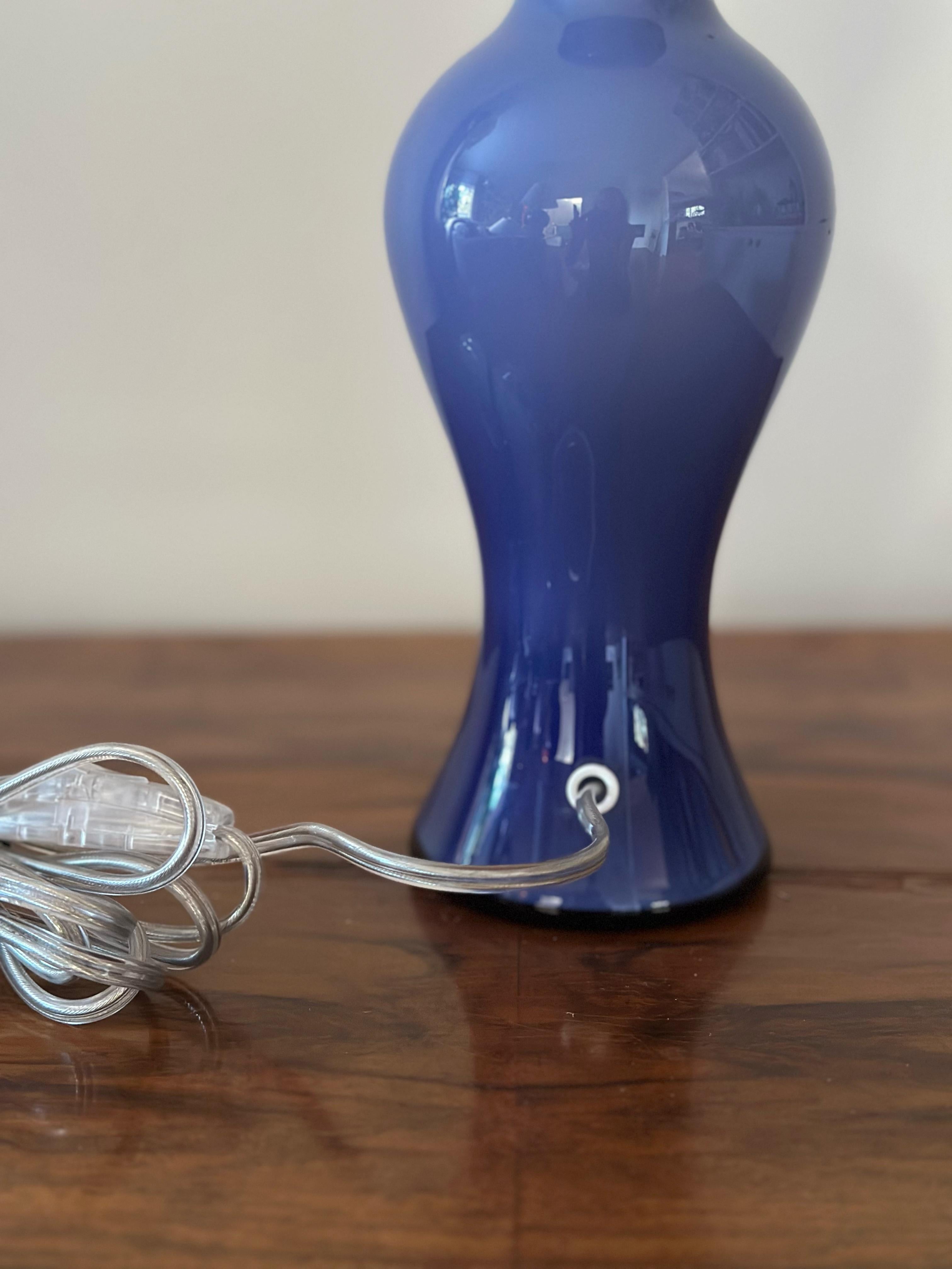 Milieu du XXe siècle Lampe de table Lindshammar en verre violet en vente