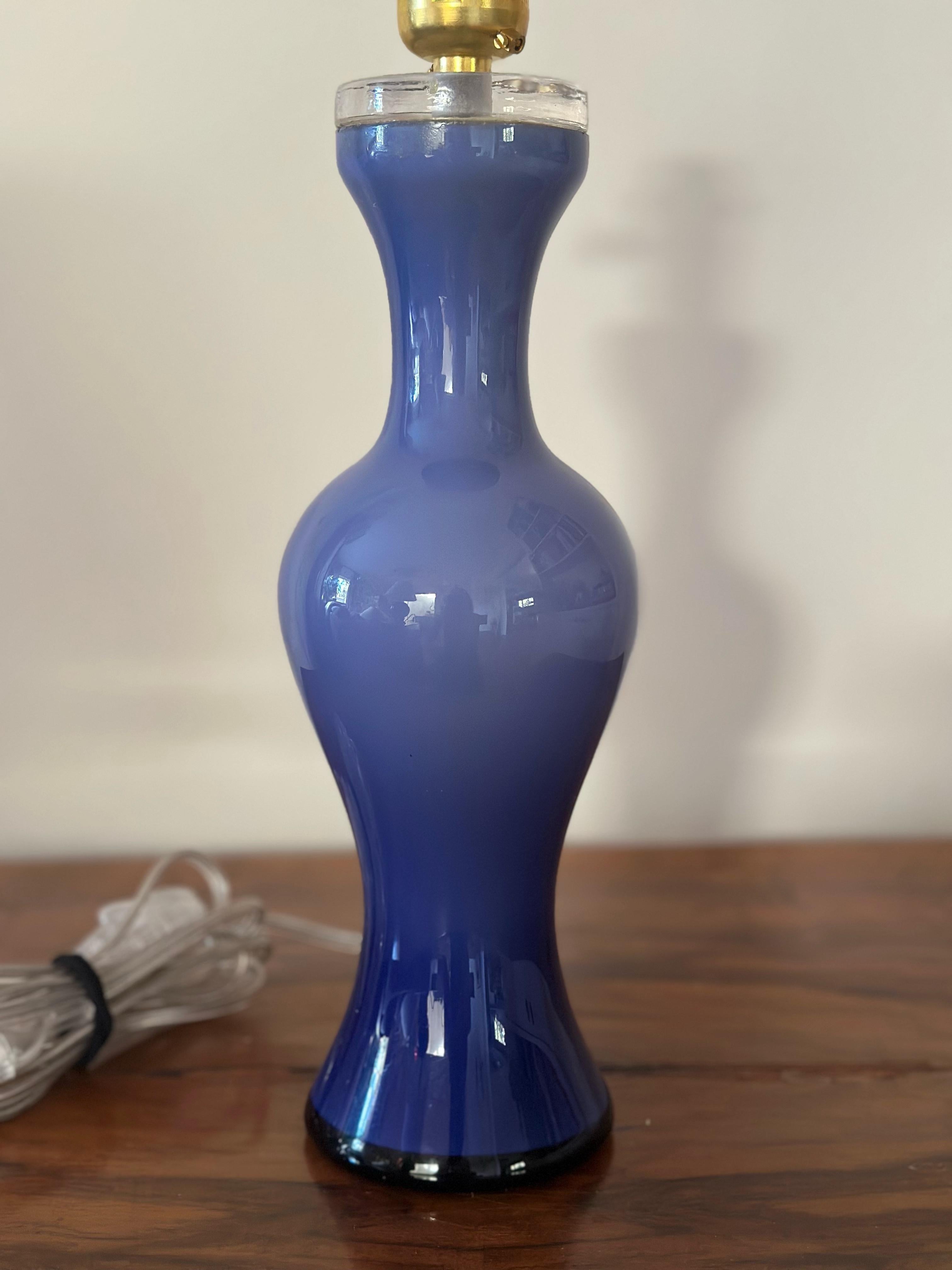 Laiton Lampe de table Lindshammar en verre violet en vente