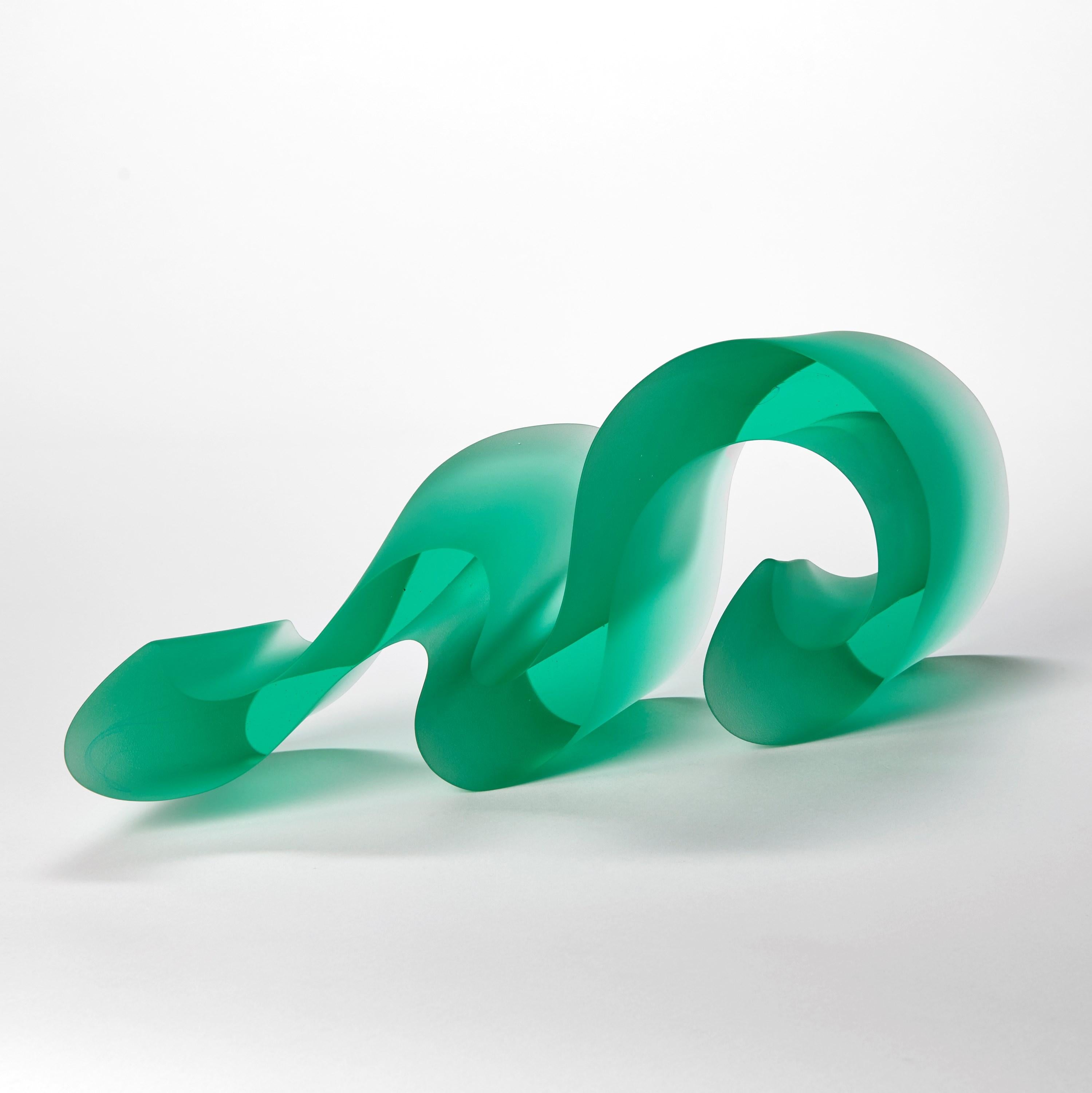 Línea Aguamarina, escultura de vidrio colado fluido verde jade suave, de Karin Mørch Moderno orgánico en venta