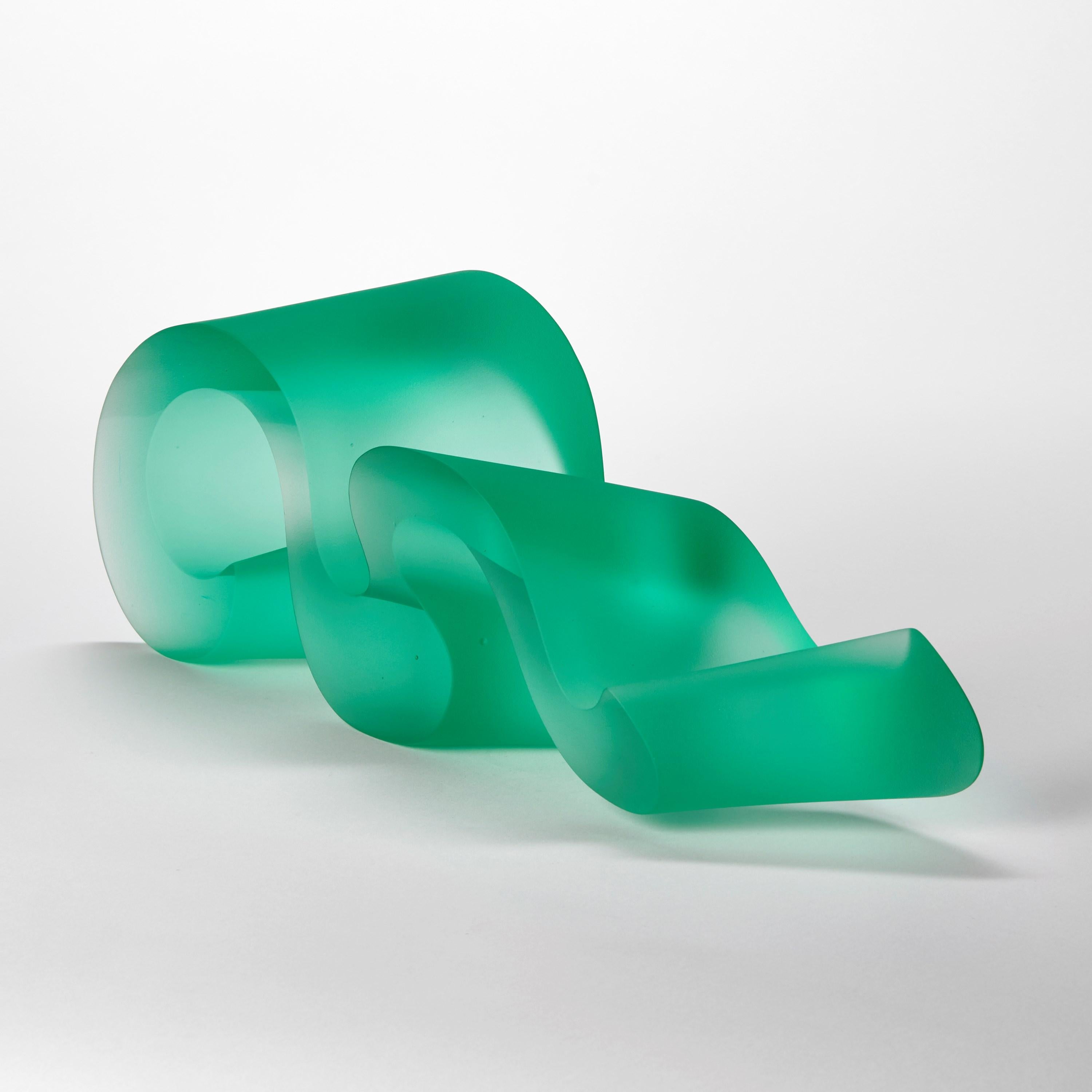 Línea Aguamarina, escultura de vidrio colado fluido verde jade suave, de Karin Mørch Danés en venta