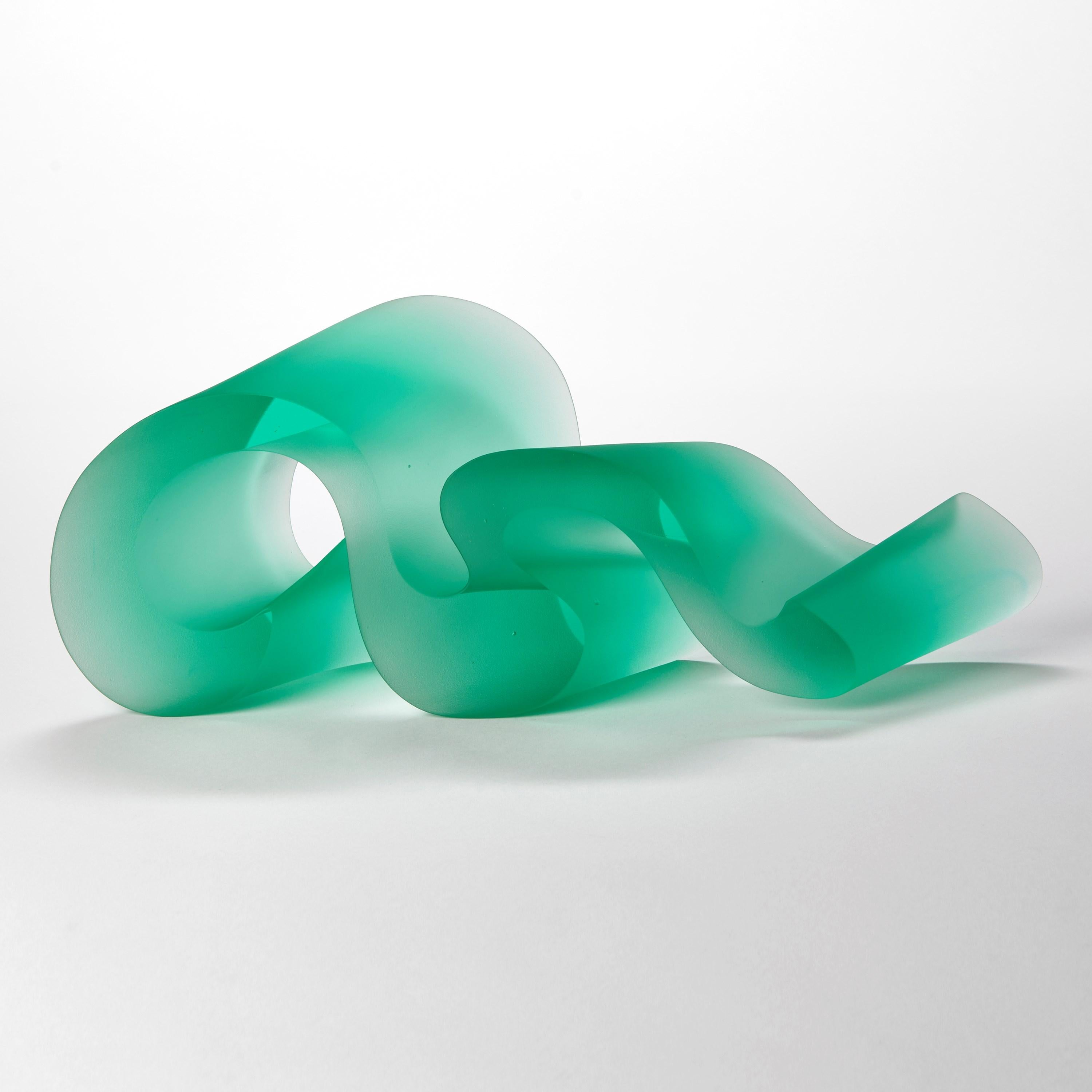 Línea Aguamarina, escultura de vidrio colado fluido verde jade suave, de Karin Mørch Vaciado en venta