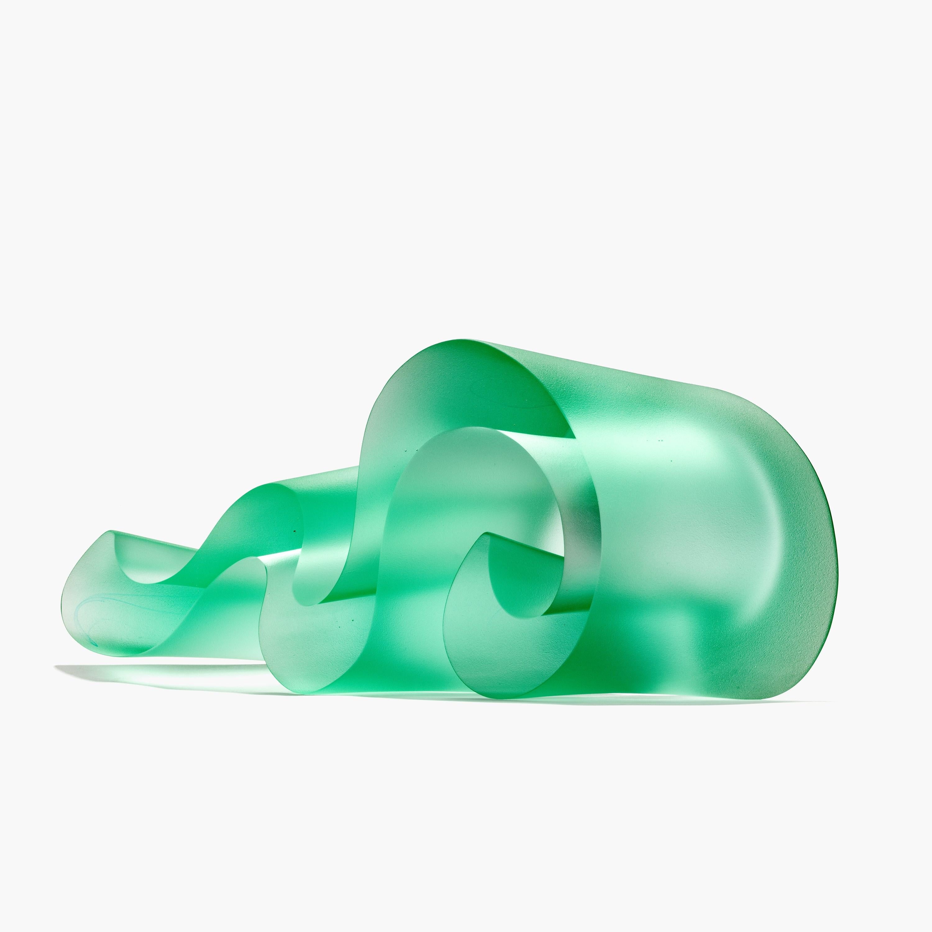 Línea Aguamarina, escultura de vidrio colado fluido verde jade suave, de Karin Mørch Siglo XXI y contemporáneo en venta