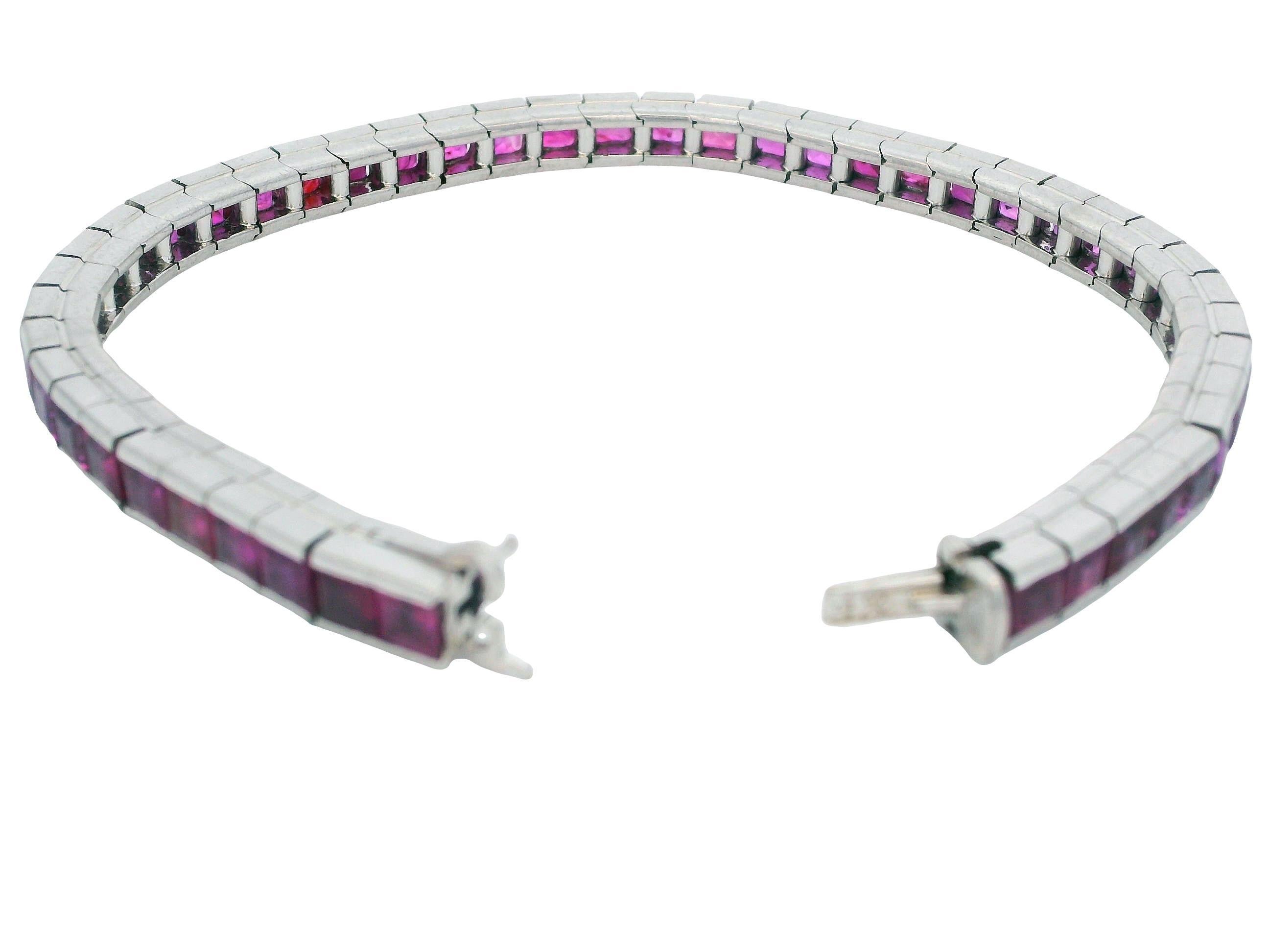 Taille carrée Ligne brac 18kw cal 46@ 16cts tw rubies en vente