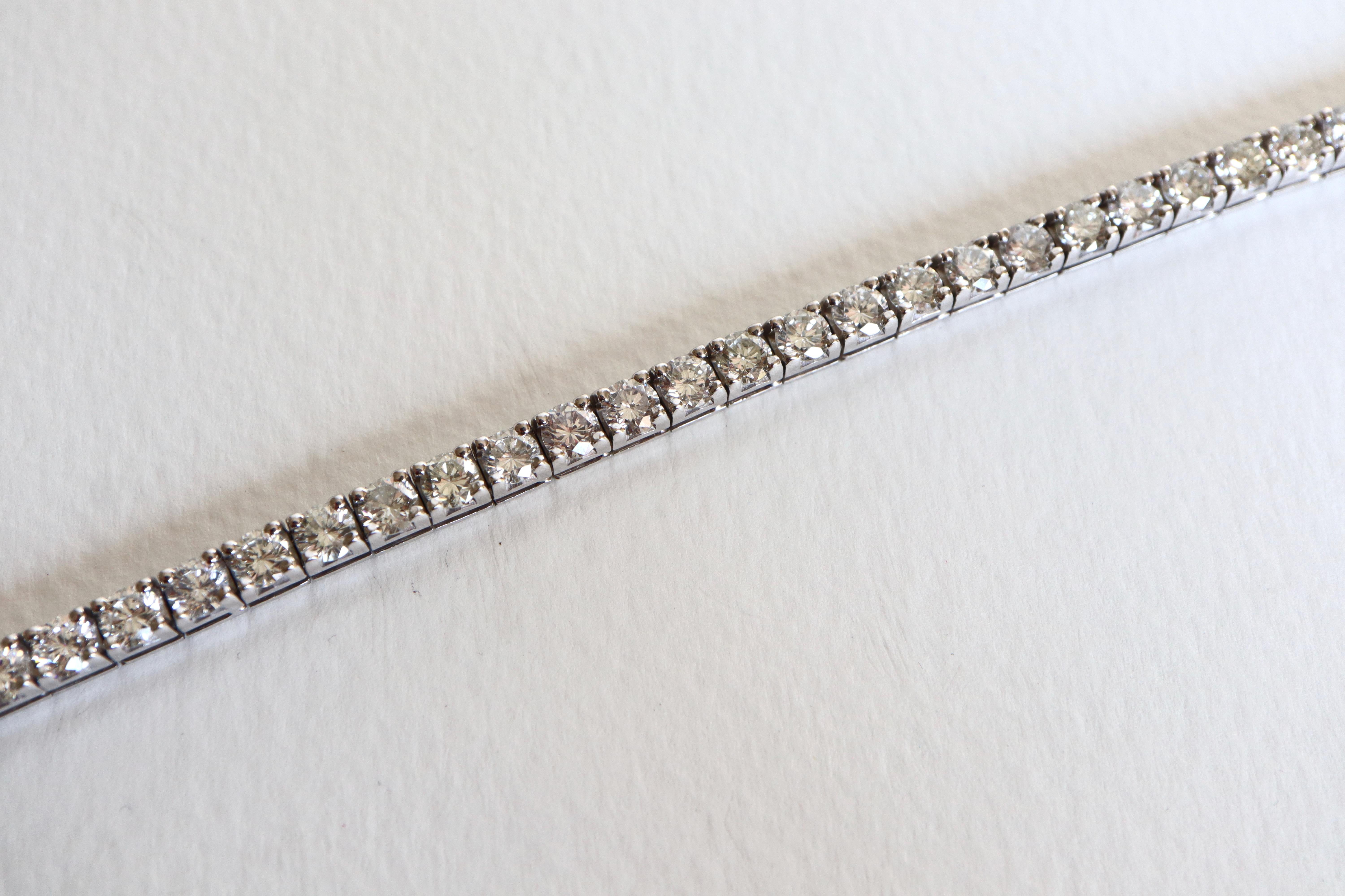 Line Bracelet in 18 Karat White Gold and Diamonds 8.5 Carat In Good Condition For Sale In Paris, FR