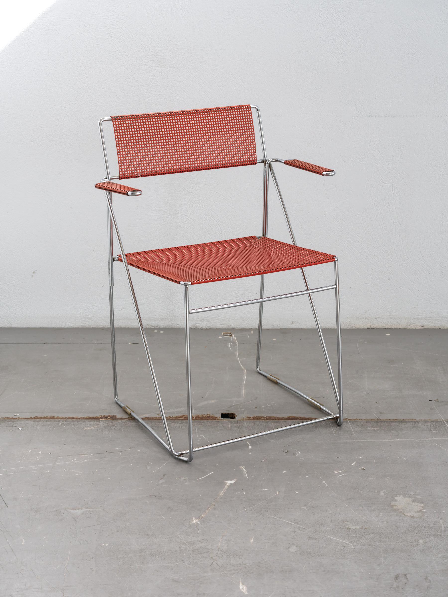 Chaise -LINE, conçue par Niels Jorgen Haugesen pour Magis ,1970.
#xlinechair #magischair #nielsjorgenhaugesen #meshchair #backtothefuturefurniture #valentinoshirt